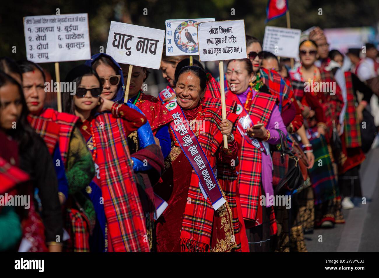 I membri della comunità Tamu/Gurung stanno radunando a Kathmandu, in Nepal, in occasione di Tamu Lhosar, che viene osservato ogni anno per celebrare l'arrivo del nuovo anno. (Foto di Amit Machamasi/NurPhoto) Foto Stock