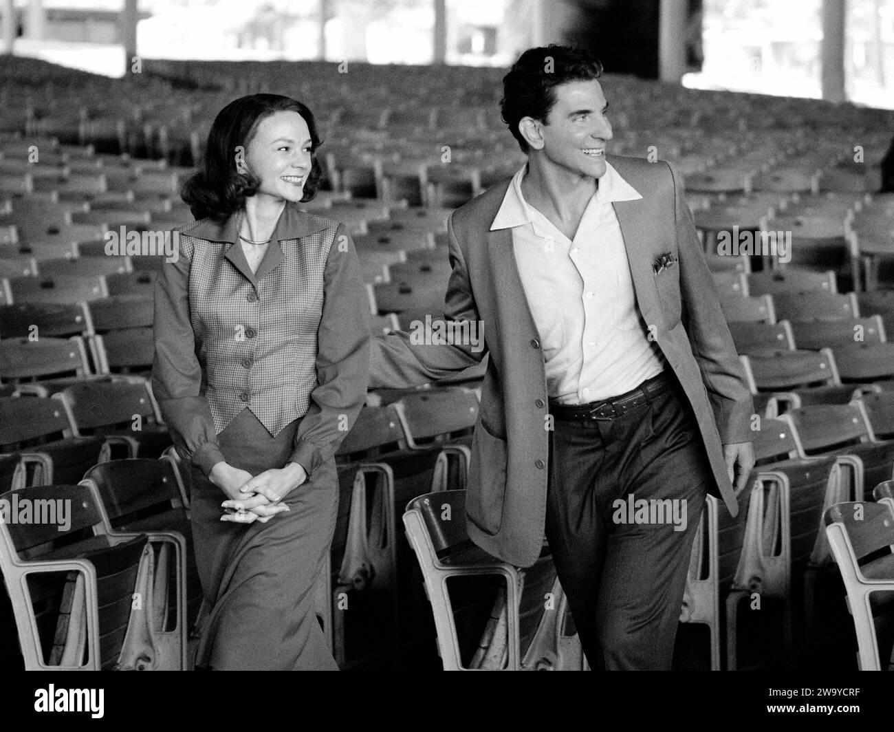 Maestro (2023) diretto da Bradley Cooper e interpretato da Bradley Cooper nel ruolo di Leonard Bernstein e Carey Mulligan nel ruolo di Felicia Montealegre in questa biografia che racconta la loro relazione per tutta la vita. Fotografia pubblicitaria ***SOLO USO EDITORIALE***. Credito: BFA / Jason McDonald / Netflix Foto Stock