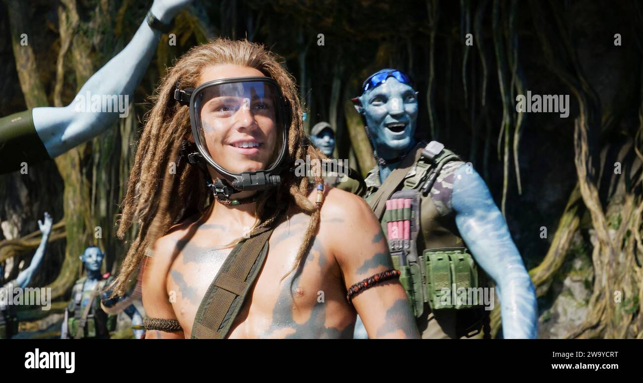 Avatar: The Way of Water (2023) diretto da James Cameron e interpretato da Jack Champion nel ruolo di "Spider", un bambino umano orfano cresciuto su Pandora dai Na'vi. Pubblicità ancora ***SOLO USO EDITORIALE***. Credito: BFA / 20th Century Studios Foto Stock