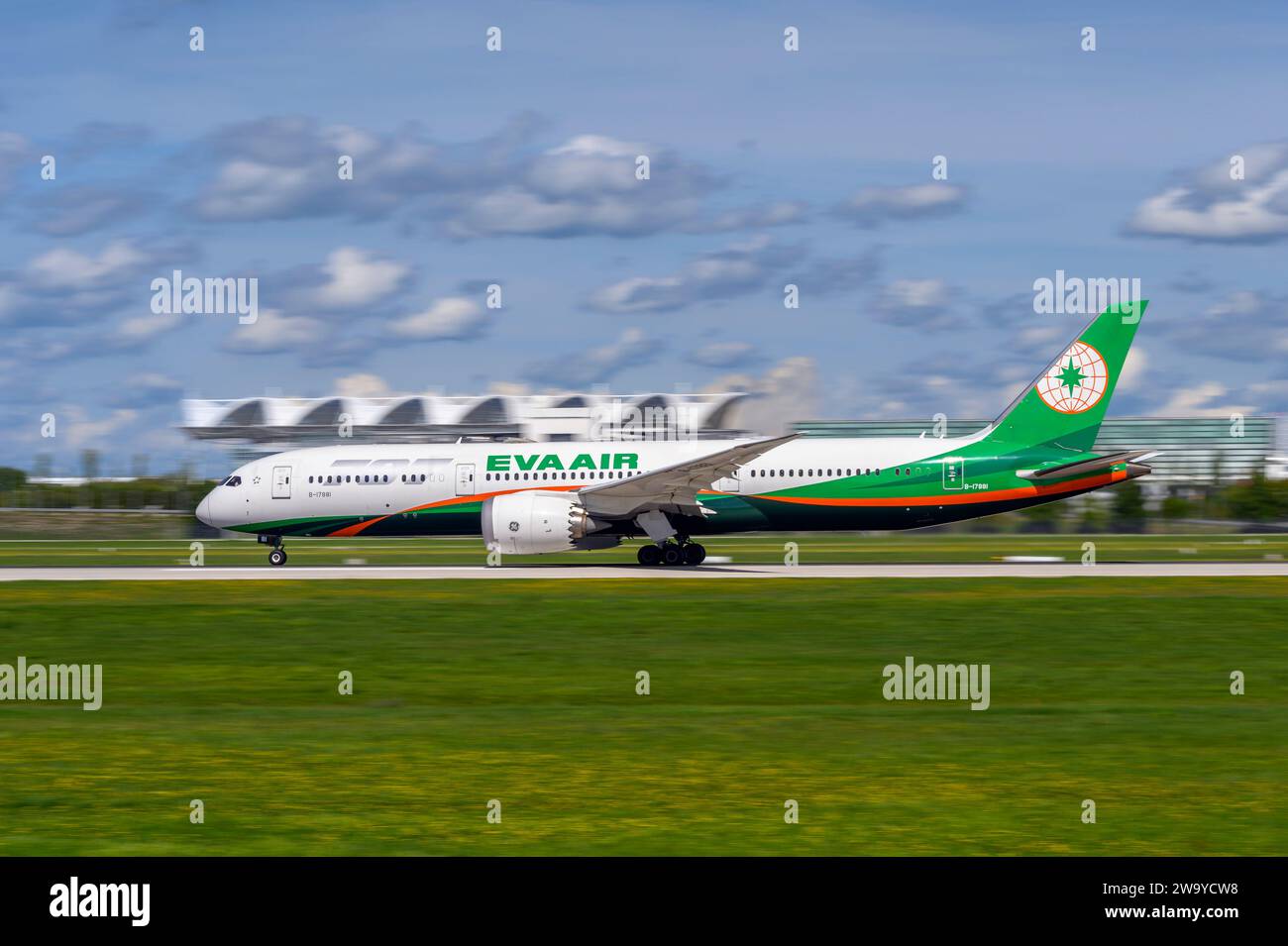 Eva Air Boeing 787-9 Dreamliner with the Aircraft Flag B-17881 decolla sulla Southern Runway 26L dell'aeroporto MUC EDDM di Monaco Foto Stock