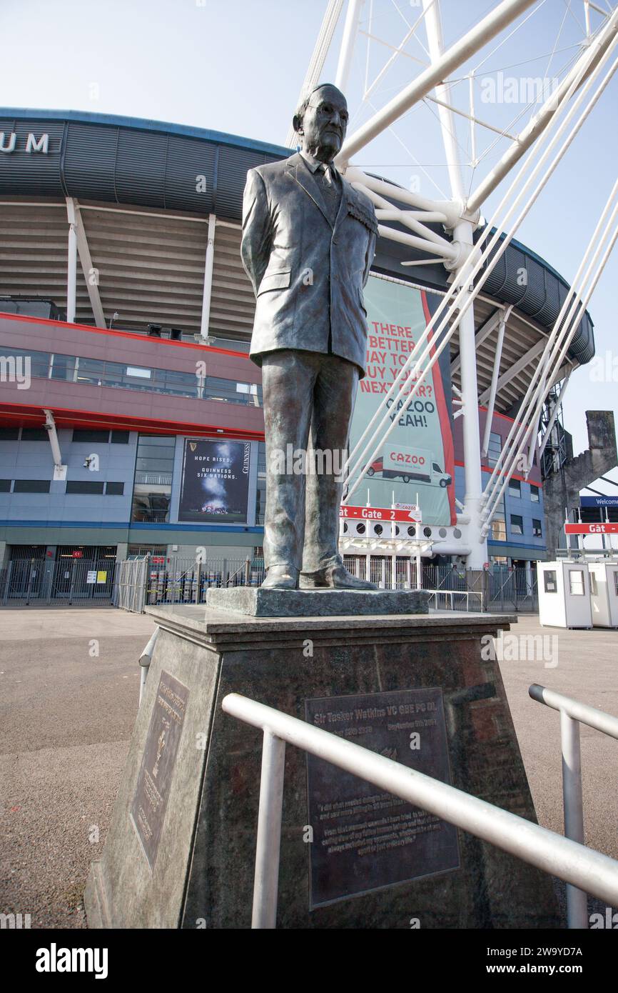 La statua di Sir Tasker Watkins al Principato Stadium di Cardiff, Galles, Regno Unito Foto Stock