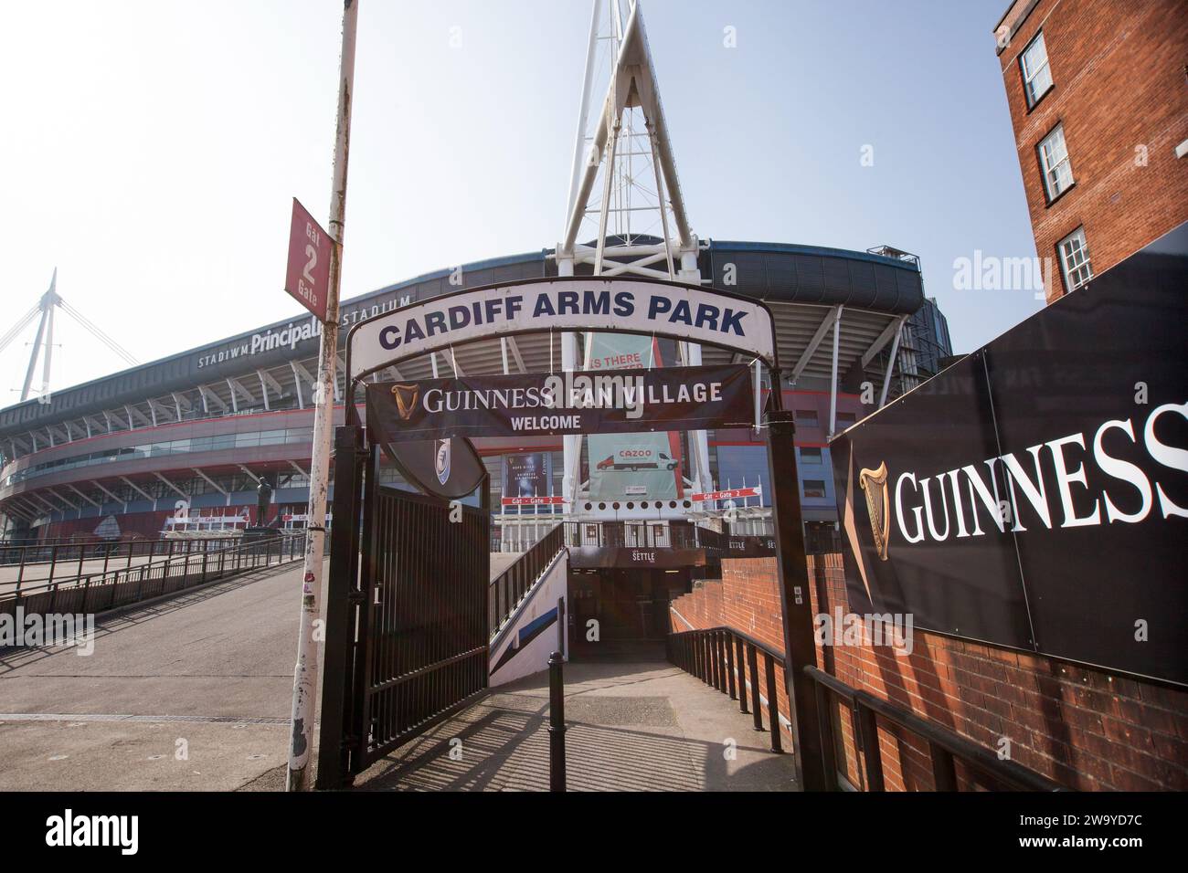 Cardiff Arms Park e il Principality Stadium di Cardiff, Galles, Regno Unito Foto Stock