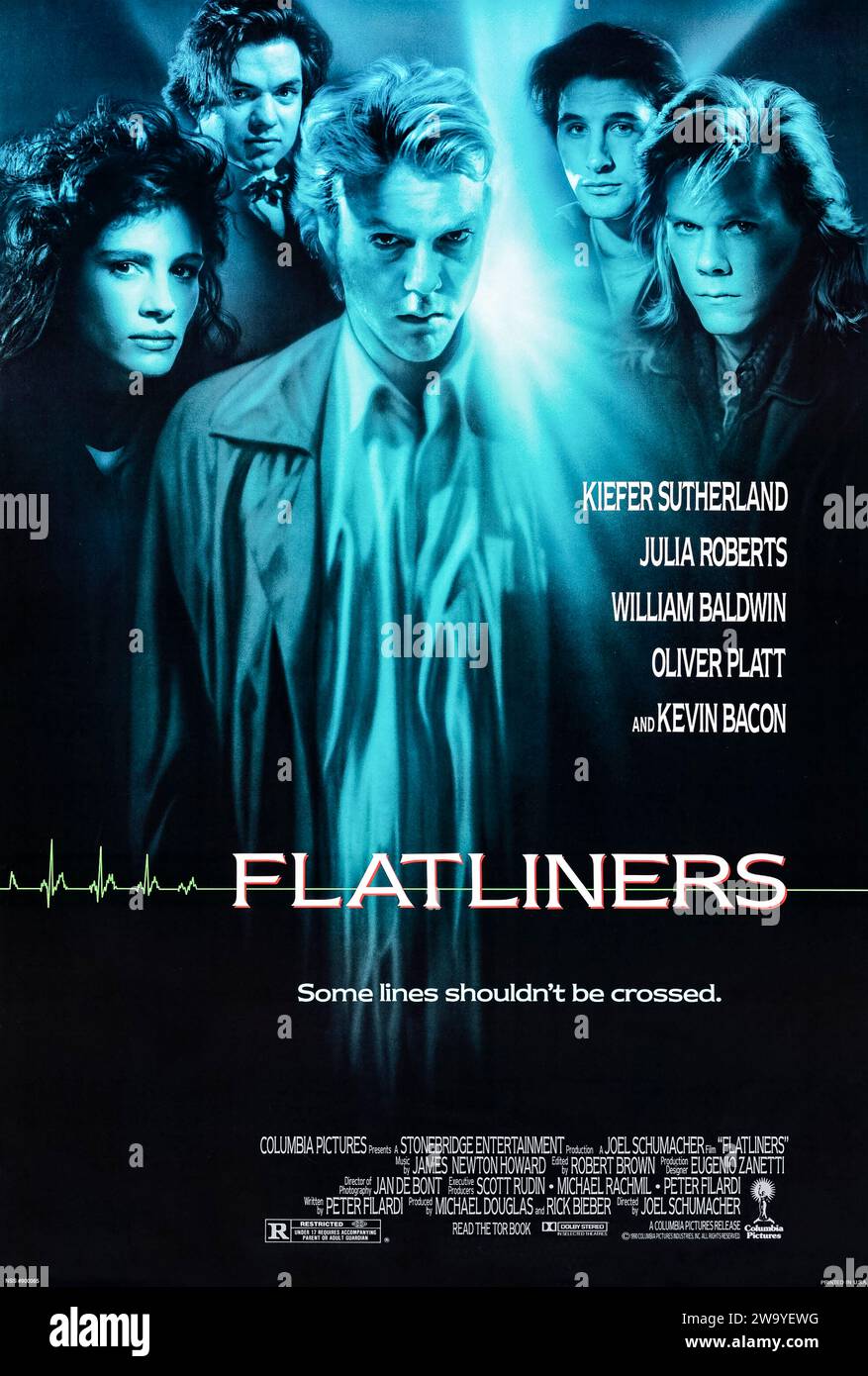Flatliners (1990) diretto da Joel Schumacher e interpretato da Kiefer Sutherland, Kevin Bacon, Julia Roberts e William Baldwin. Cinque studenti di medicina sperimentano esperienze di "quasi morte", fino a quando le conseguenze oscure delle tragedie passate iniziano a mettere a repentaglio le loro vite. Fotografia di un poster originale del 1990 US One sheet ***SOLO USO EDITORIALE***. Credito: BFA / Columbia Pictures Foto Stock