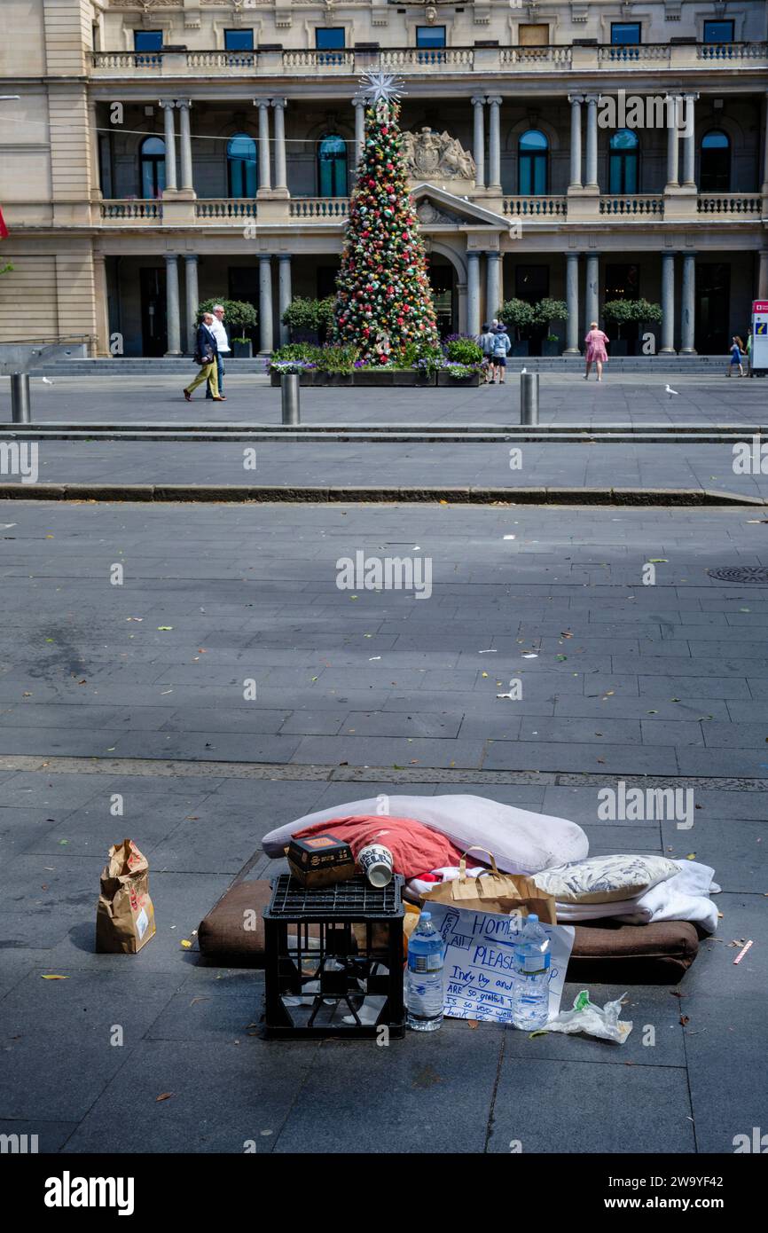 Il letto di una senzatetto in Customs House Square a Natale, Sydney, Australia Foto Stock