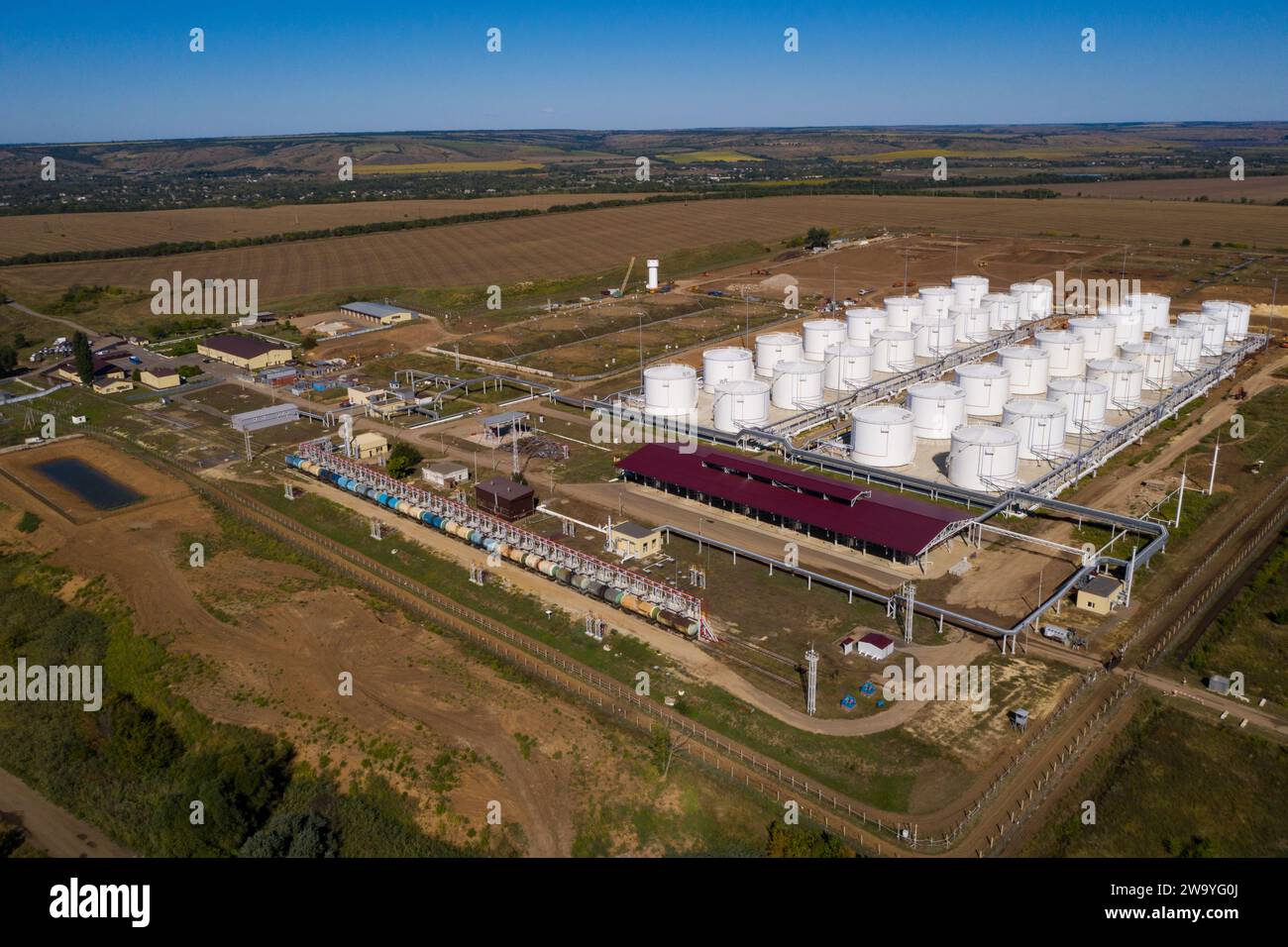 Costruzione di un'azienda agricola di serbatoi di stoccaggio di olio e carburante. Vista aerea. Foto Stock