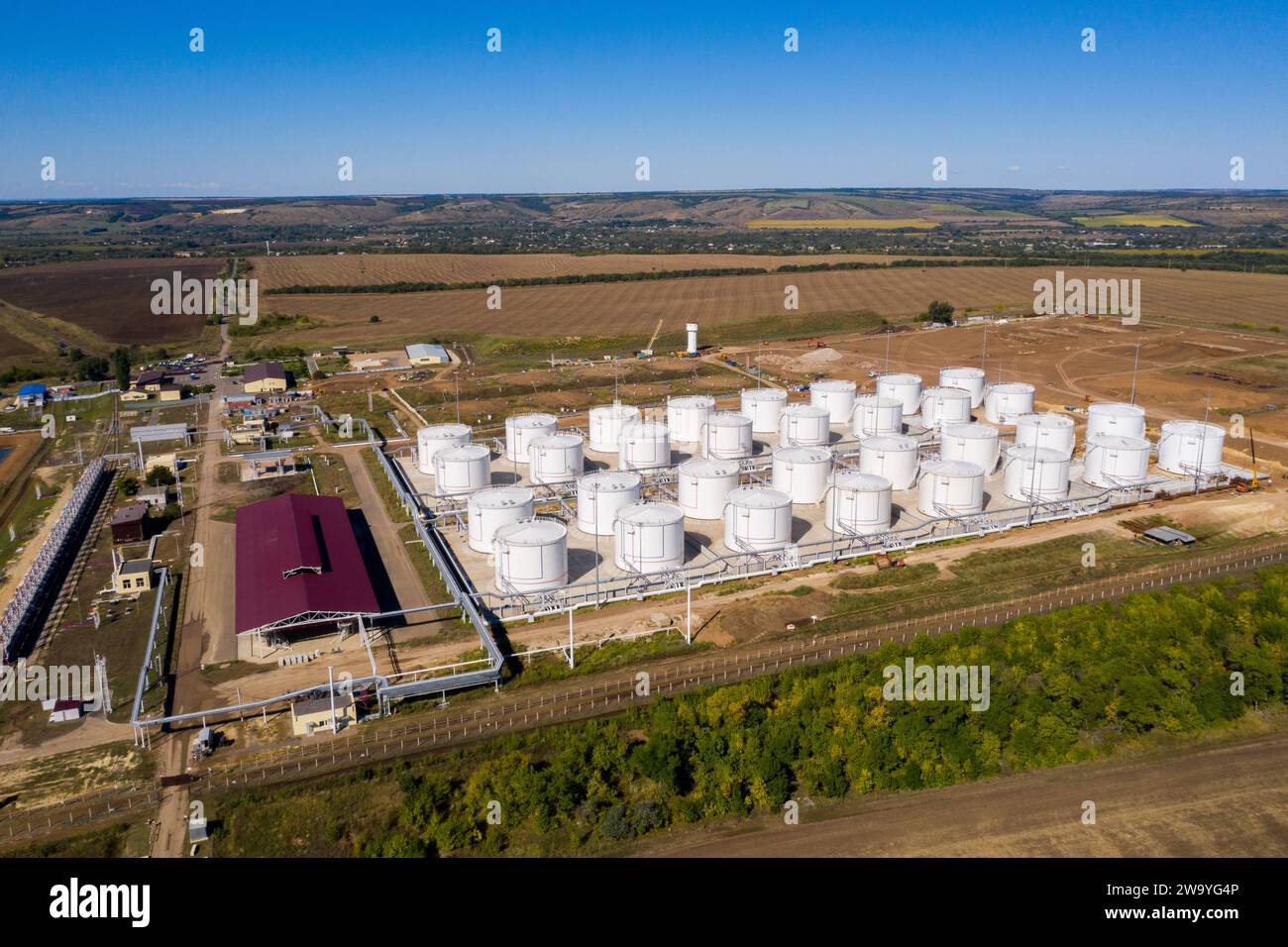 Costruzione di un'azienda agricola di serbatoi di stoccaggio di olio e carburante. Vista aerea. Foto Stock