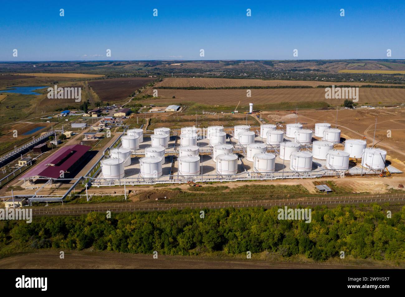 Costruzione di un'azienda agricola di serbatoi di stoccaggio di olio e carburante. Vista aerea. Foto Stock