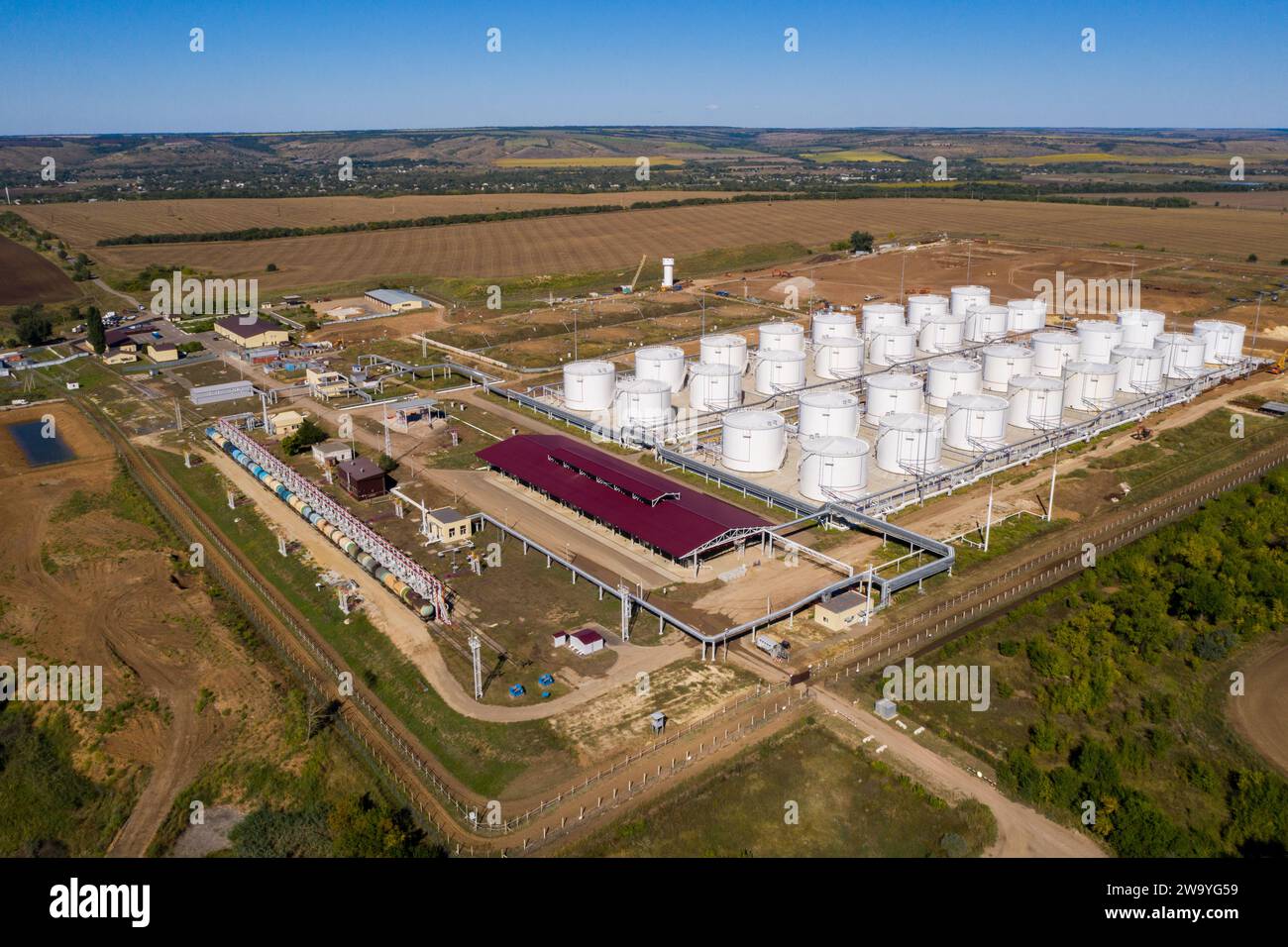 Costruzione di un'azienda agricola di serbatoi di stoccaggio di olio e carburante. Vista aerea. Foto Stock