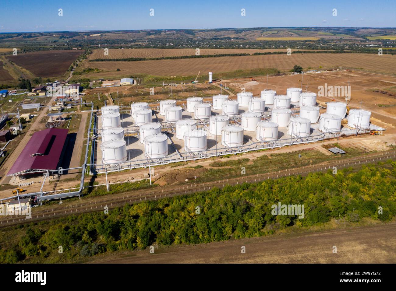 Costruzione di un'azienda agricola di serbatoi di stoccaggio di olio e carburante. Vista aerea. Foto Stock