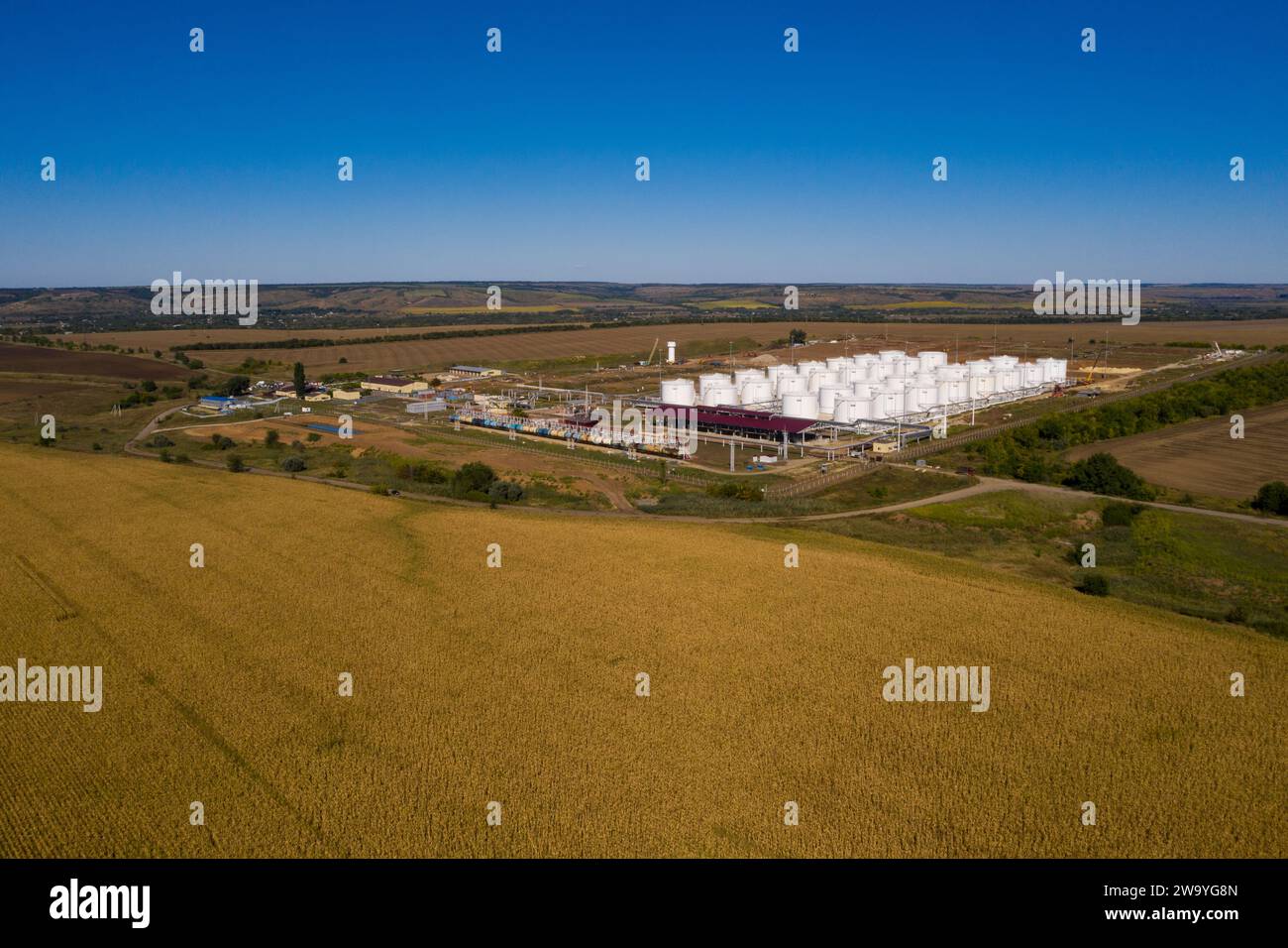 Costruzione di un'azienda agricola di serbatoi di stoccaggio di olio e carburante. Vista aerea. Foto Stock