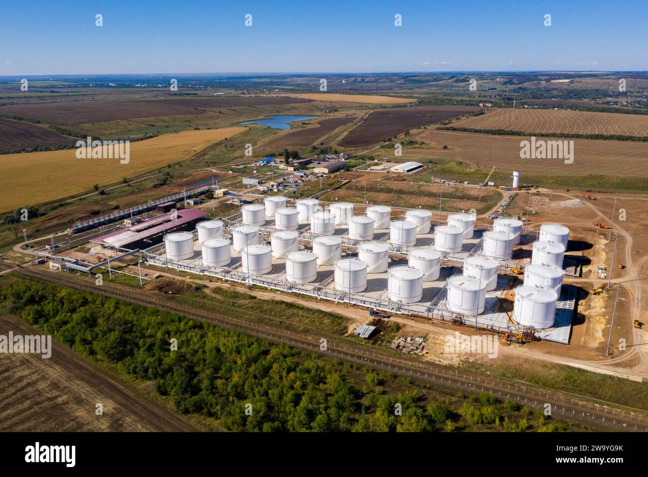 Costruzione di un'azienda agricola di serbatoi di stoccaggio di olio e carburante. Vista aerea. Foto Stock