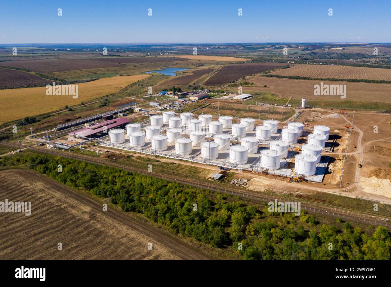 Costruzione di un'azienda agricola di serbatoi di stoccaggio di olio e carburante. Vista aerea. Foto Stock