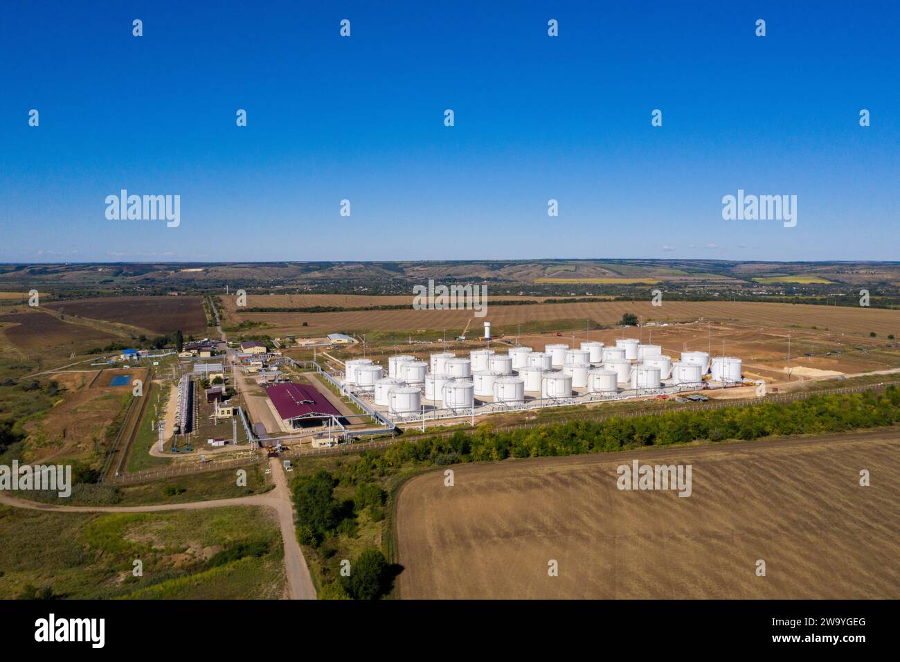 Costruzione di un'azienda agricola di serbatoi di stoccaggio di olio e carburante. Vista aerea. Foto Stock