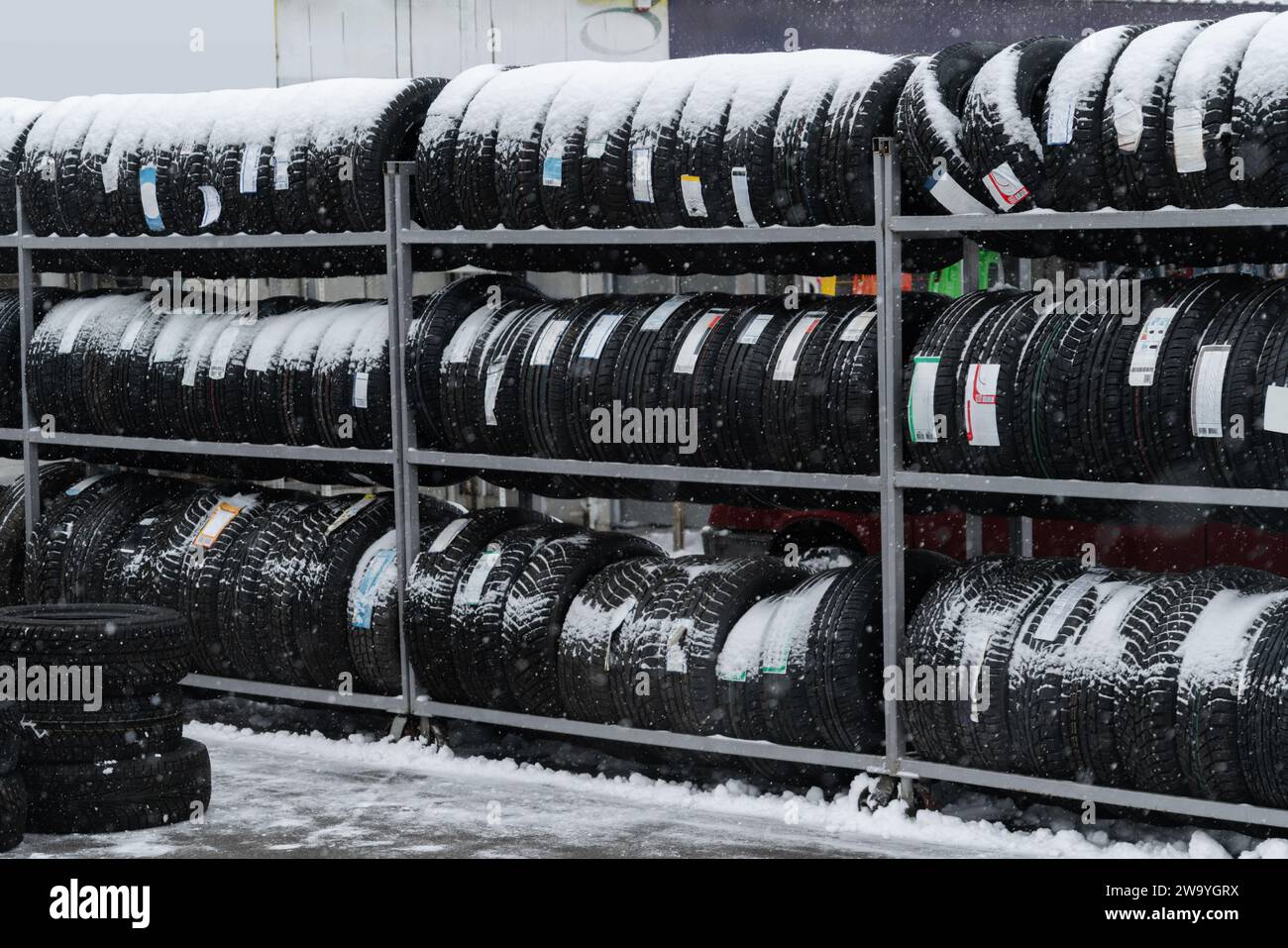 Negozio di pneumatici e ruote in strada. Sostituzione stagionale degli pneumatici.. Foto Stock