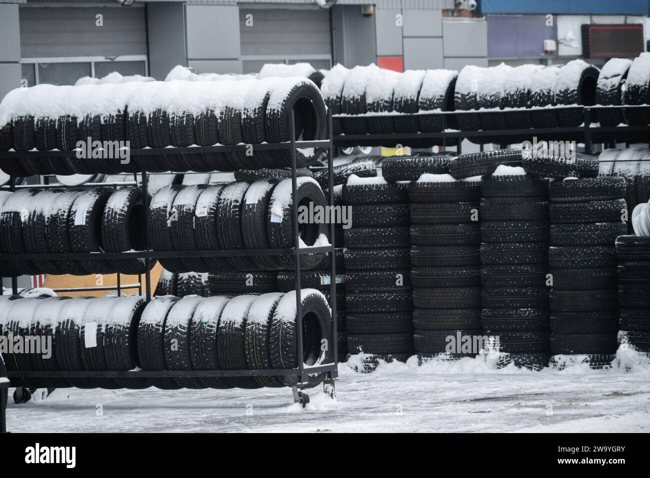 Negozio di pneumatici e ruote in strada. Sostituzione stagionale degli pneumatici.. Foto Stock
