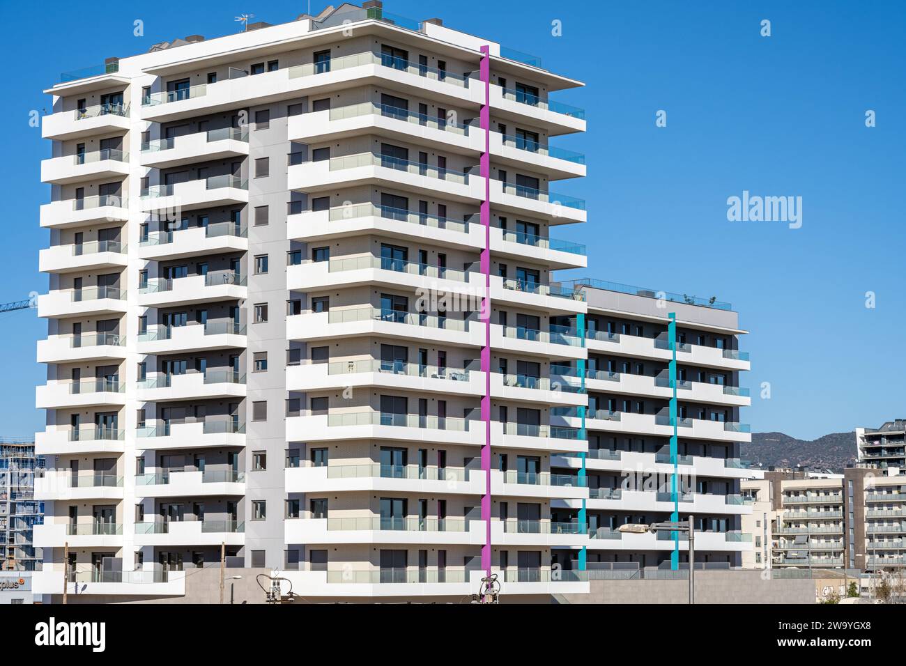 Alti edifici di appartamenti visti a Barcellona, in Spagna Foto Stock