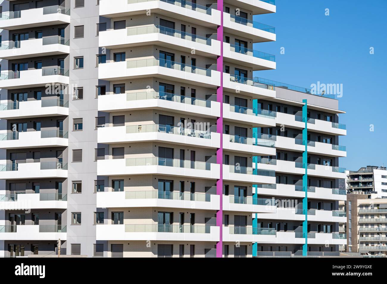 Moderni ed alti edifici di appartamenti visti a Badalona, Spagna Foto Stock