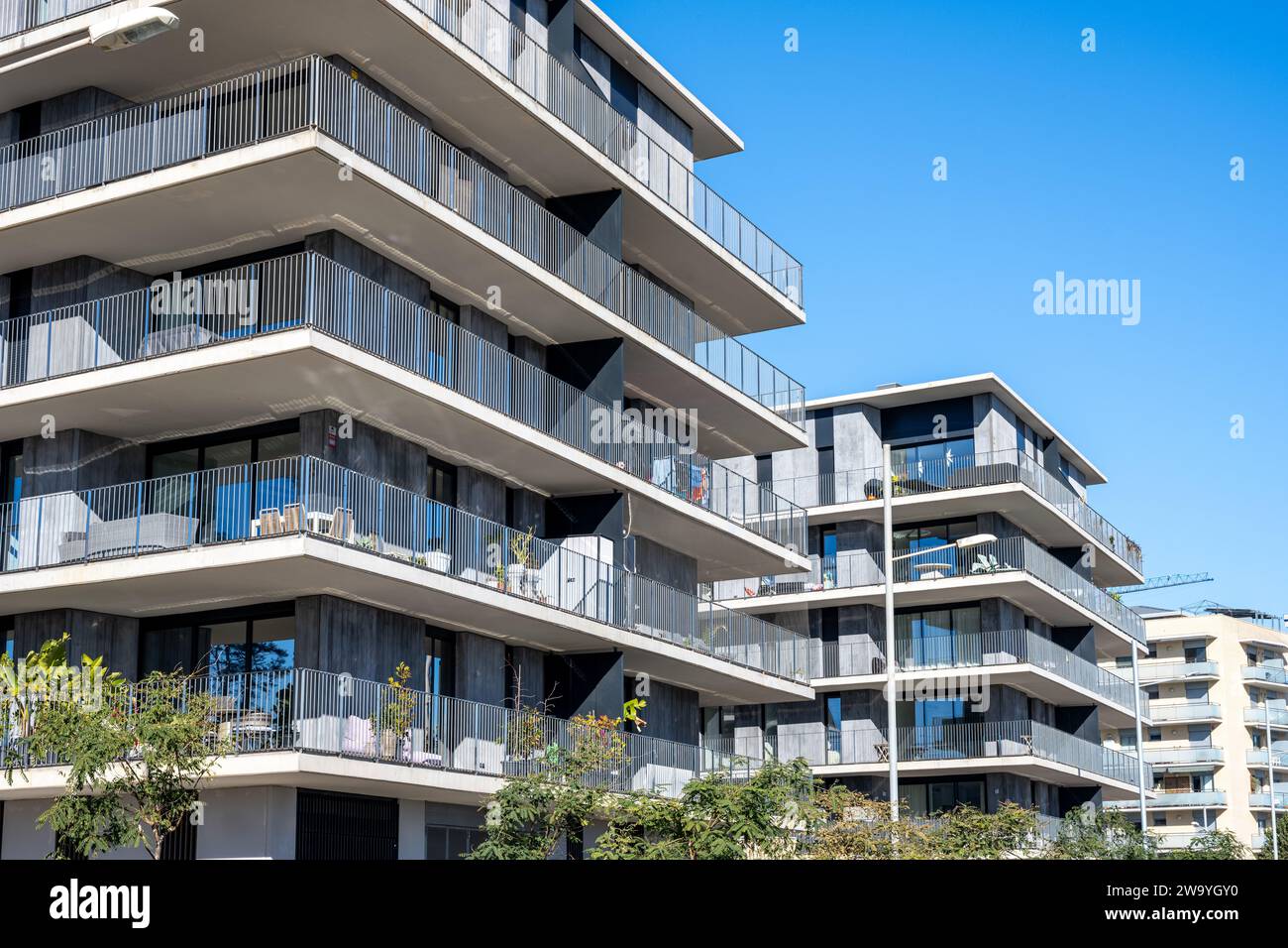 Nuovo edificio grigio di appartamenti visto a Barcellona, Spagna Foto Stock