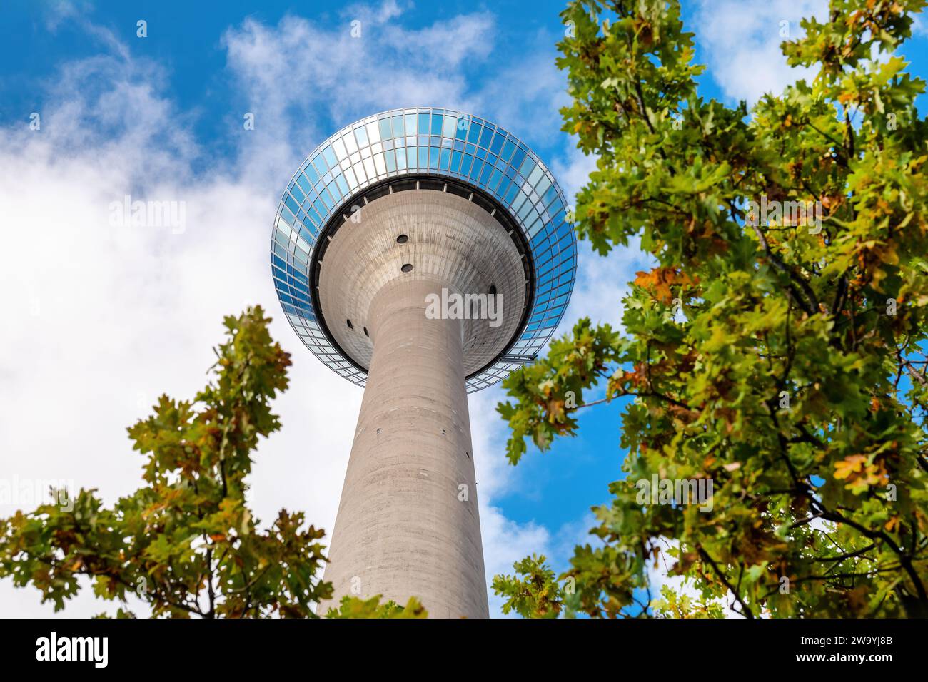 Rheintower contro il cielo blu con le nuvole a Düsseldorf, Germania Foto Stock