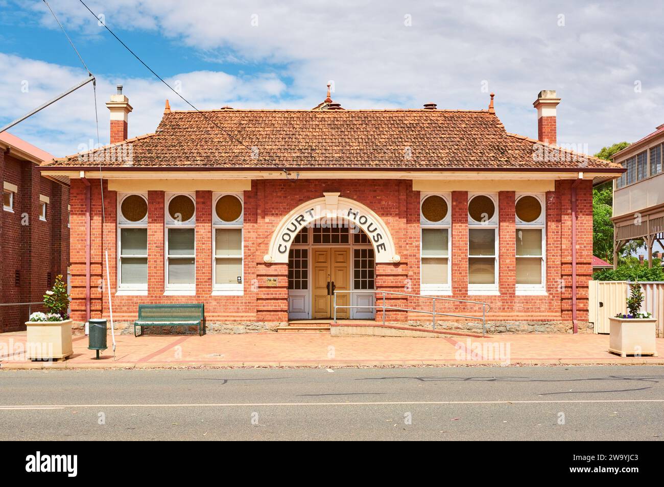 Lo storico edificio Wagin Court House in mattoni rossi, costruito nel 1912, nella città Wheatbelt di Wagin, Australia Occidentale. Foto Stock