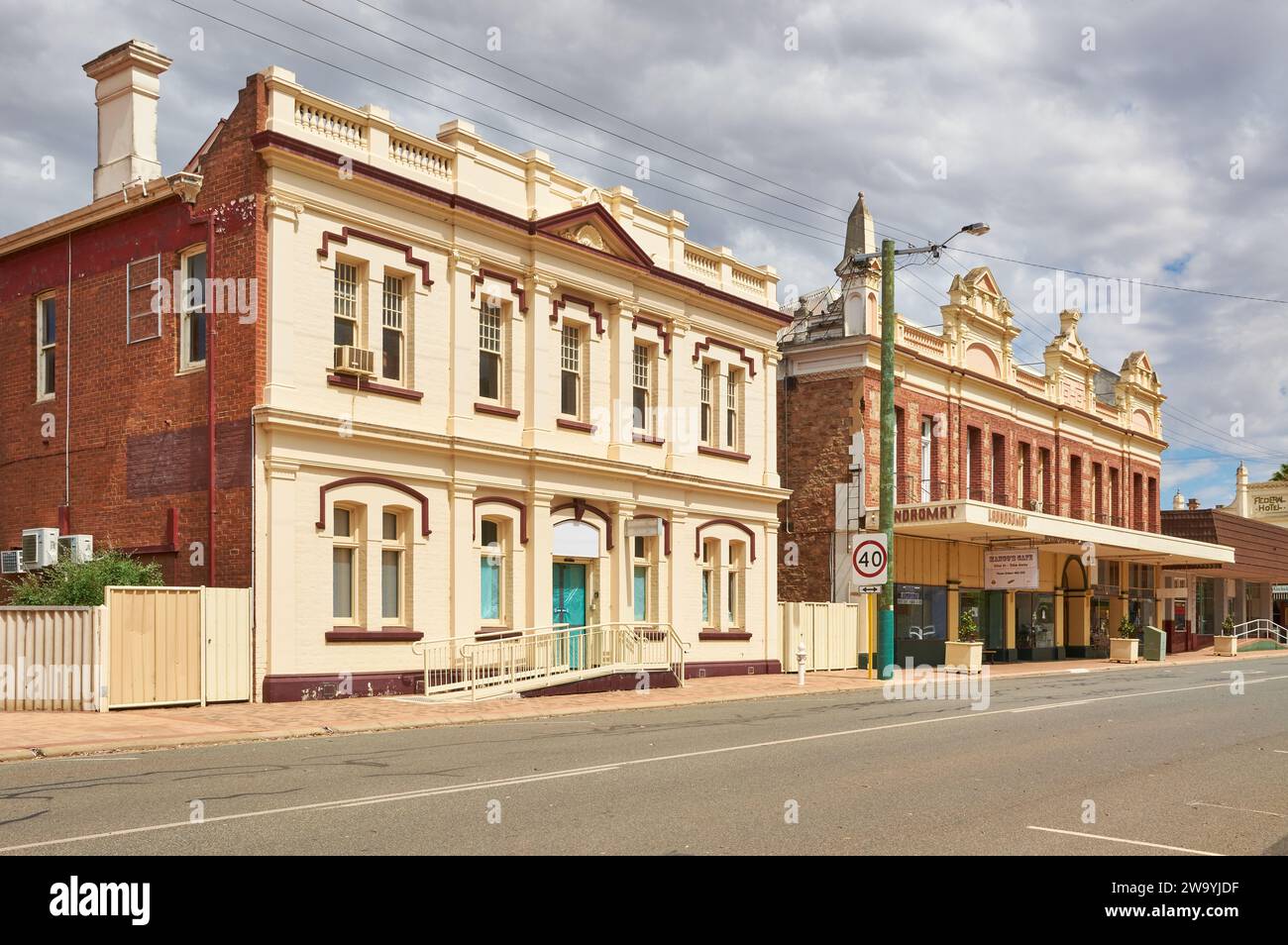 Lo storico edificio della National Australia Bank e l'edificio Piesse (Butterick) in Tudor Street nella città Wheatbelt di Wagin, Australia Occidentale. Foto Stock