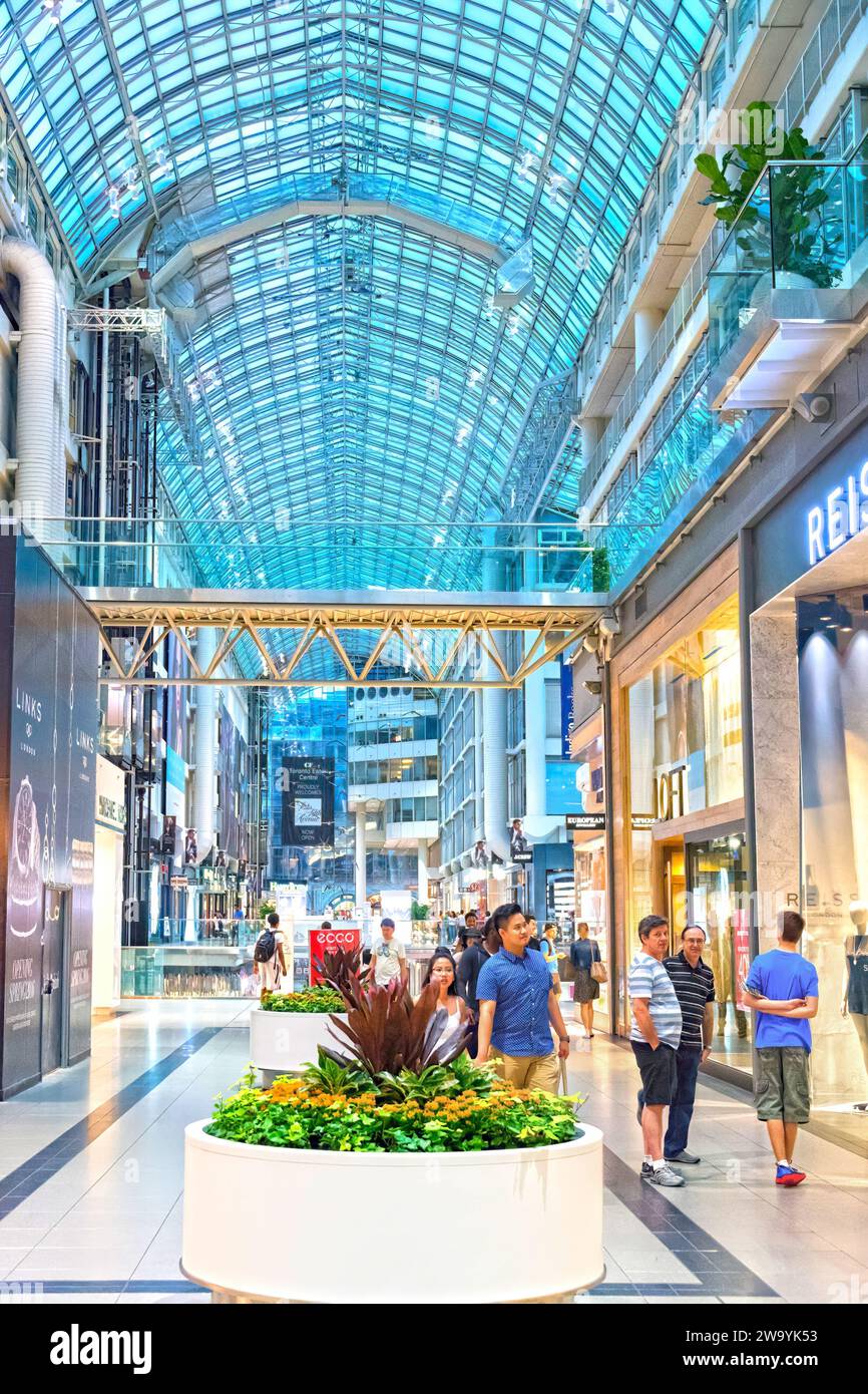 Toronto, Ontario, Canada - 2 marzo 2020: All'interno dell'Eaton Centre nel quartiere del centro. Il centro commerciale è una delle principali attrazioni turistiche del ci Foto Stock