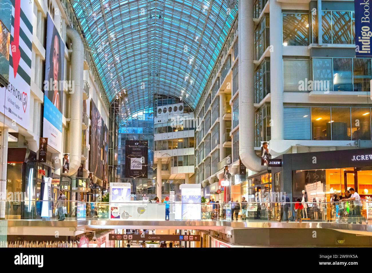 Toronto, Ontario, Canada - 2 marzo 2020: All'interno dell'Eaton Centre nel quartiere del centro. Il centro commerciale è una delle principali attrazioni turistiche del ci Foto Stock