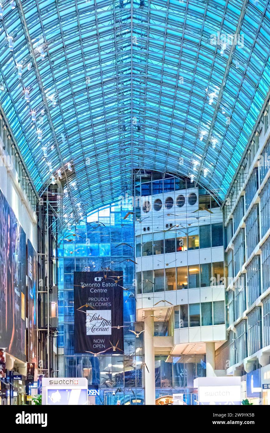 Toronto, Ontario, Canada - 2 marzo 2020: All'interno dell'Eaton Centre nel quartiere del centro. Il centro commerciale è una delle principali attrazioni turistiche del ci Foto Stock