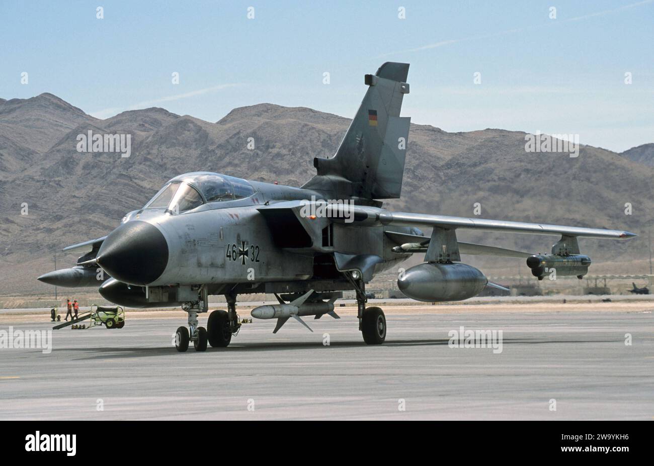 Ein Kampfflugzeug der deutschen Luftwaffe vom Typ Tornado ECR des Jagdbombergeschwader 32 aus Lechfeld während der Übung Red Flag auf der Nellis Air Force base in Nevada, nahe Las Vegas, USA. Red Flag Exercise 2003-4, Nellis Air Force base, Nevada, USA. Las Vegas Nevada Vereinigte Staaten von Amerika *** velivolo da caccia Tornado ECR dell'Aeronautica militare tedesca del Fighter Bomber Wing 32 con sede a Lechfeld durante l'esercitazione Red Flag presso la base aeronautica Nellis in Nevada, vicino a Las Vegas, USA Red Flag Exercise 2003 4, Nellis Air Force base, NV, USA Las Vegas Nevada Stati Uniti d'America Foto Stock