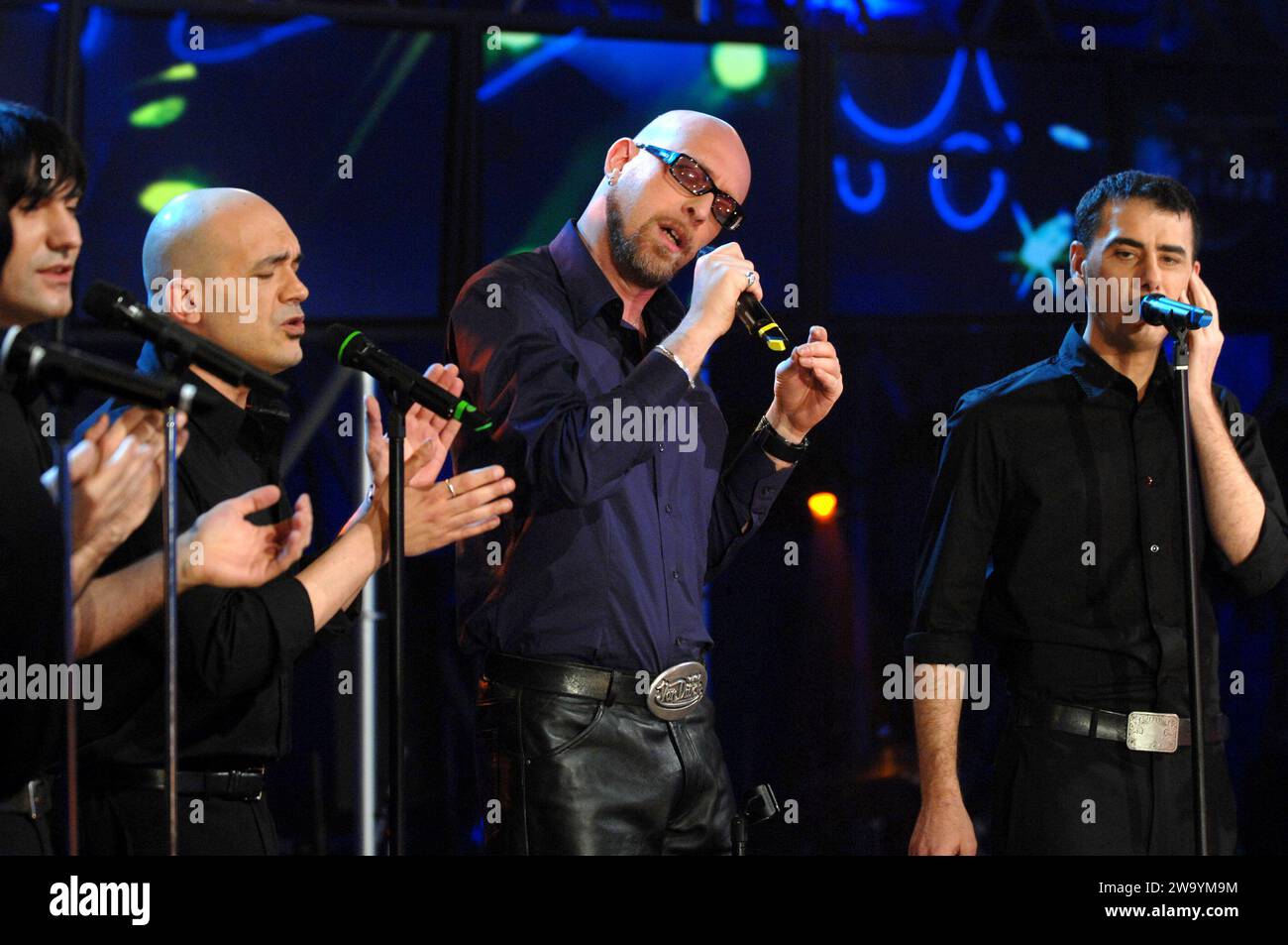 Milano Italia 2008-03-13: Mario Biondi e il gruppo musicale Neri per caso ,cantanti italiani, durante il concerto dal vivo allo Scalo 76 Foto Stock