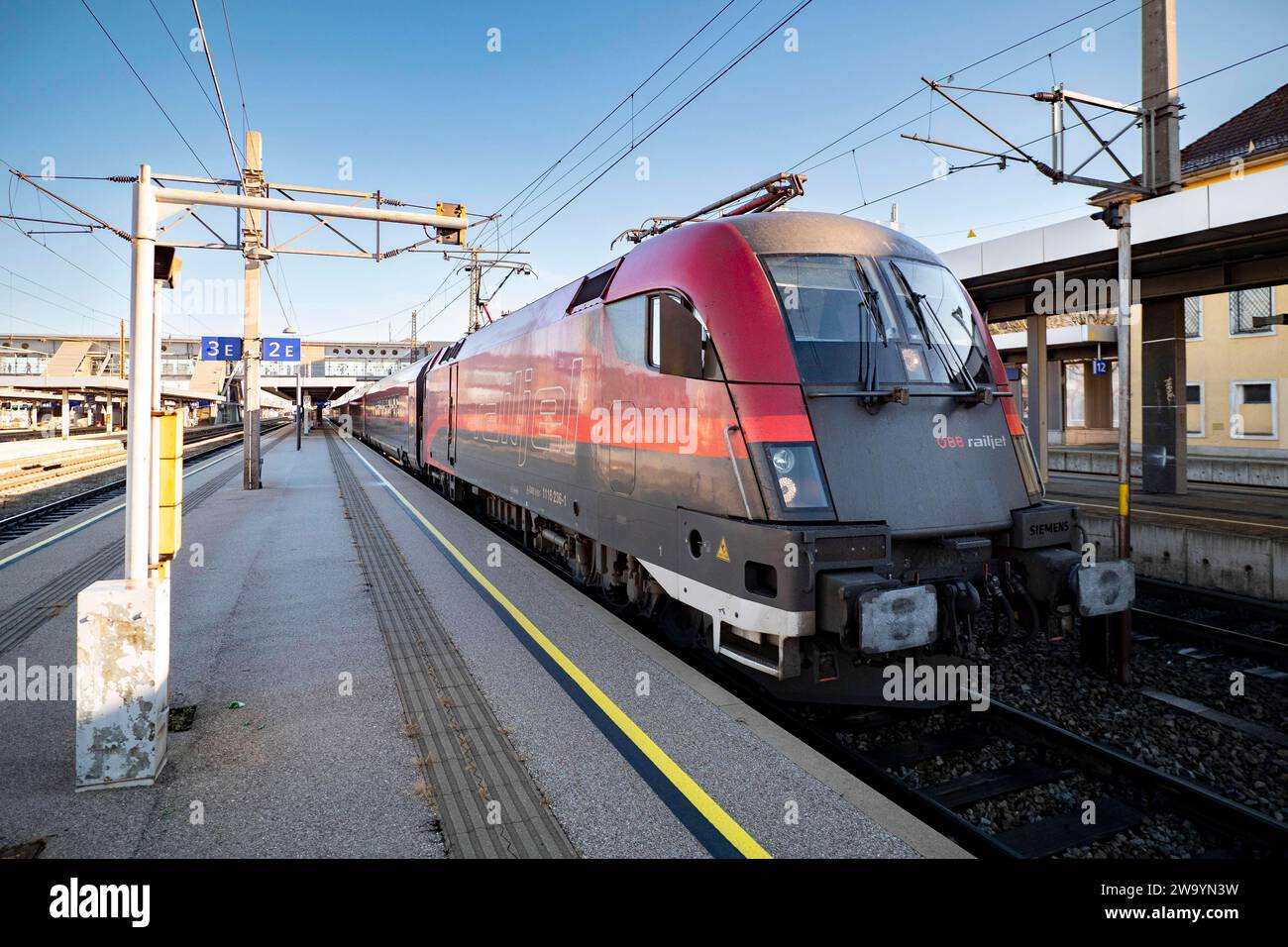 Wels, Österreich. 28. Dezember 2023. Railjet Fernverkehrszug der Österreichischen Bundesbahnen am Welser Hauptbahnhof. Alta Austria *** Wels, Austria 28 dicembre 2023 treno a lunga distanza Railjet delle Ferrovie federali austriache presso la stazione centrale di Wels alta Austria Foto Stock