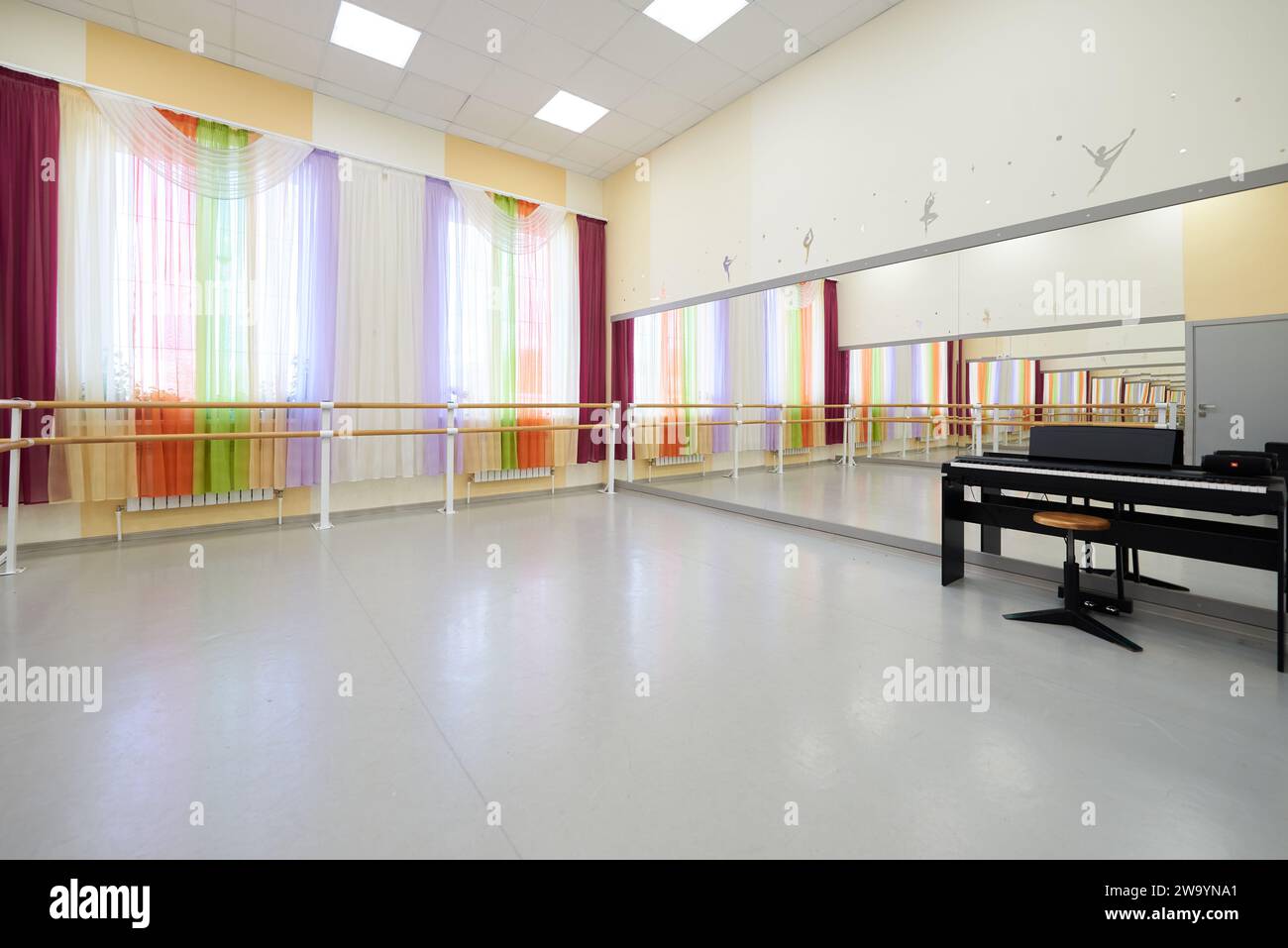 Sala coreografica con pareti a specchio e pianoforte elettrico Foto Stock