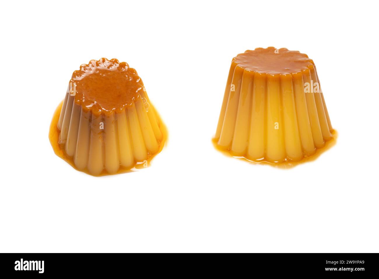 Gustoso budino al caramello isolato su sfondo bianco. Vista dall'alto. Foto Stock