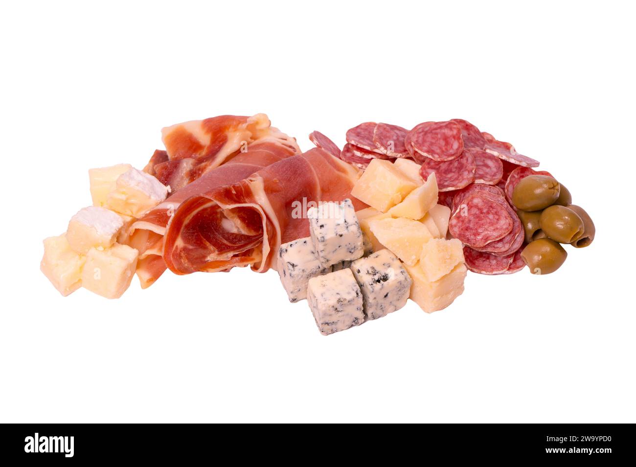 Un piatto con spuntini per il vino. Formaggio, olive, salame, jamon isolato su uno sfondo bianco. Foto Stock