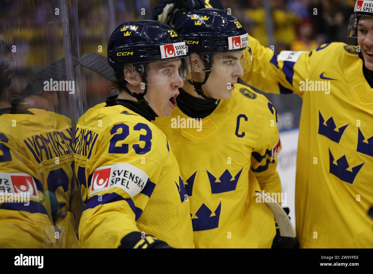 Gothenburg, SVEZIA 20231231Jonathan Lekkerimaki della Svezia segna 2-2 punti durante la partita di hockey su ghiaccio del gruppo IIHF World Junior Championship tra la Svezia Foto Stock