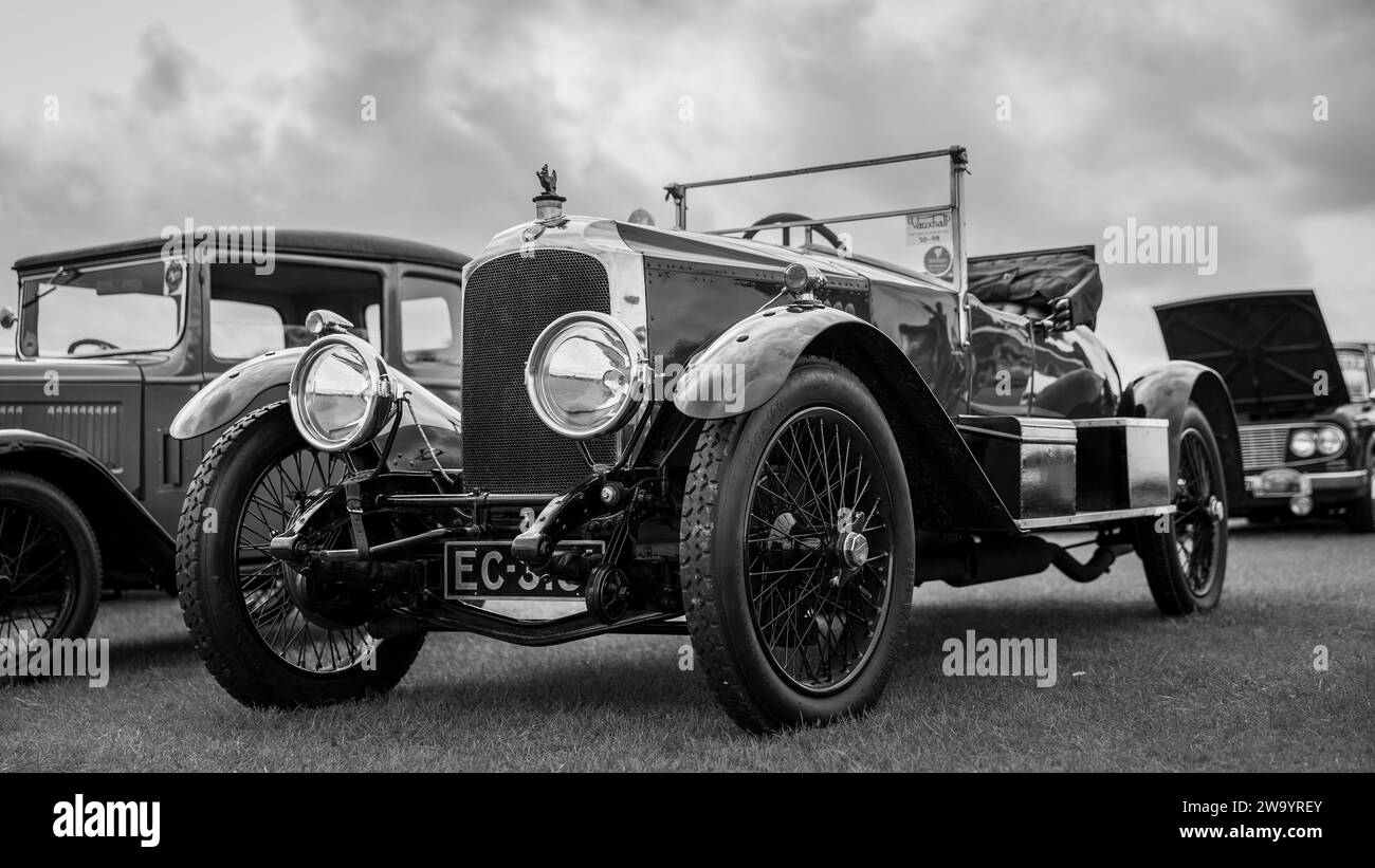 1920 Vauxhall e-TYPE 30-98, in mostra al Race Day Airshow tenutosi a Shuttleworth il 2 ottobre 2023. Foto Stock