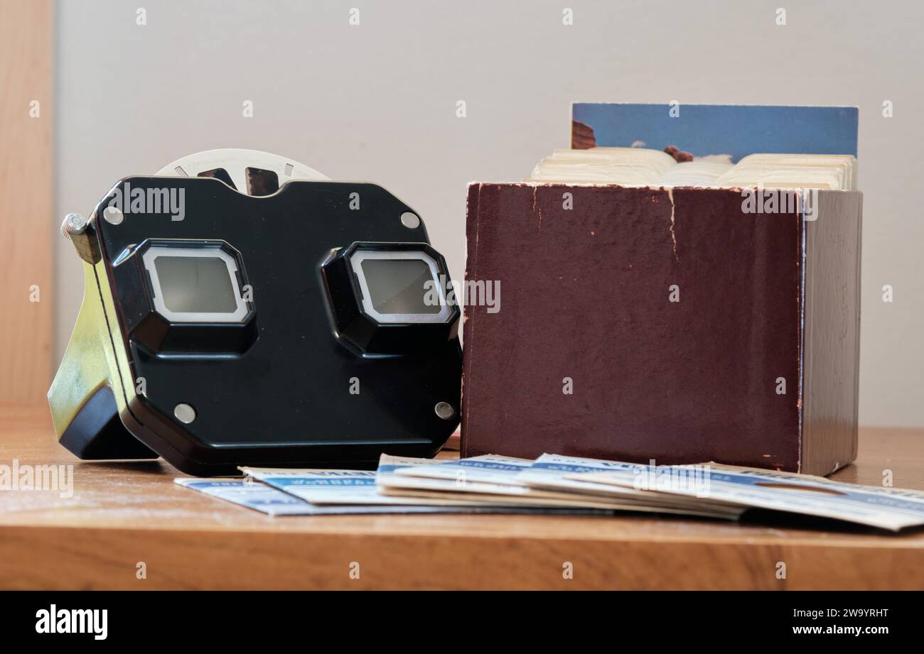 Viewmaster nero vintage con una scatola di altre meraviglie del mondo, rulli e scivoli. Foto Stock