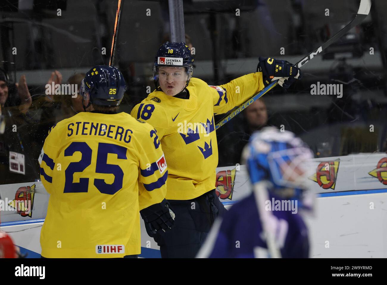 Il svedese Filip Bystedt segna 4-3 punti durante il gruppo IIHF World Junior Championship Una partita di hockey su ghiaccio tra Svezia e Finlandia allo Scandinavium di Got Foto Stock