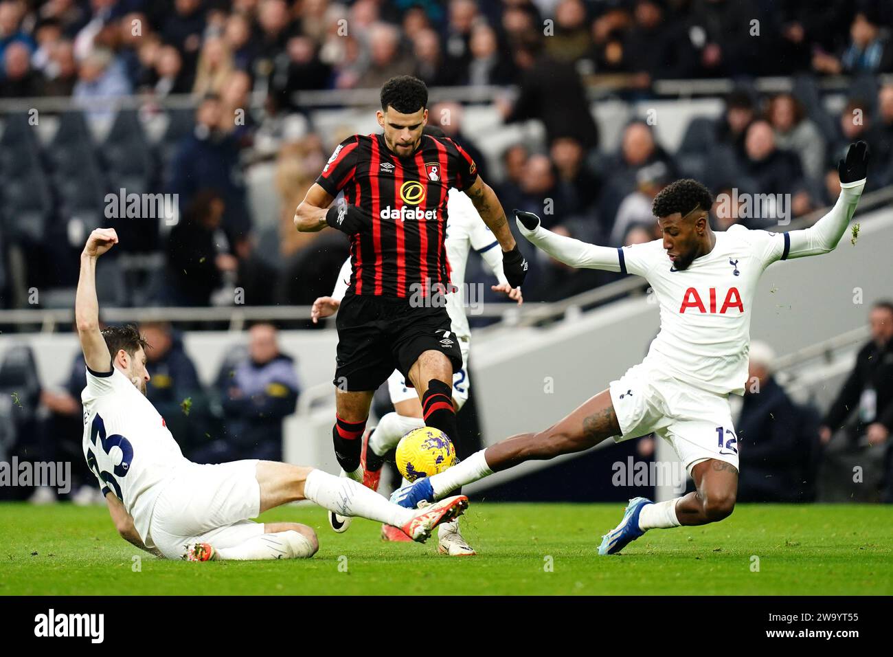 Dominic Solanke di Bournemouth (centro), placcato da Ben Davies del Tottenham Hotspur (sinistra) e Emerson del Tottenham Hotspur (destra) durante la partita di Premier League al Tottenham Hotspur Stadium di Londra. Data immagine: Domenica 31 dicembre 2023. Foto Stock