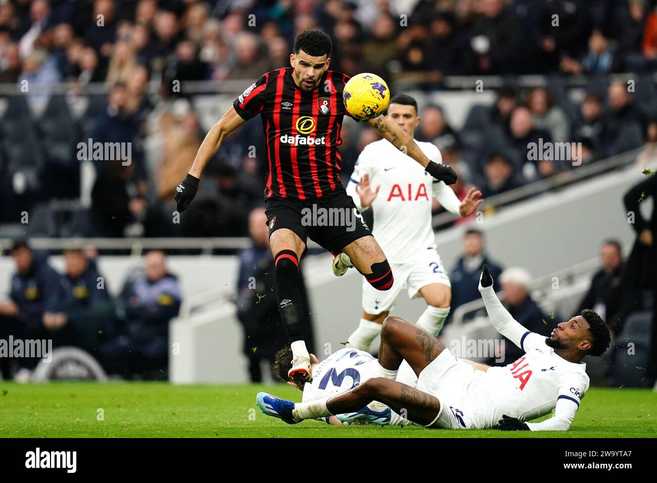 Dominic Solanke di Bournemouth (centro), placcato da Ben Davies del Tottenham Hotspur (sinistra) e Emerson del Tottenham Hotspur (destra) durante la partita di Premier League al Tottenham Hotspur Stadium di Londra. Data immagine: Domenica 31 dicembre 2023. Foto Stock