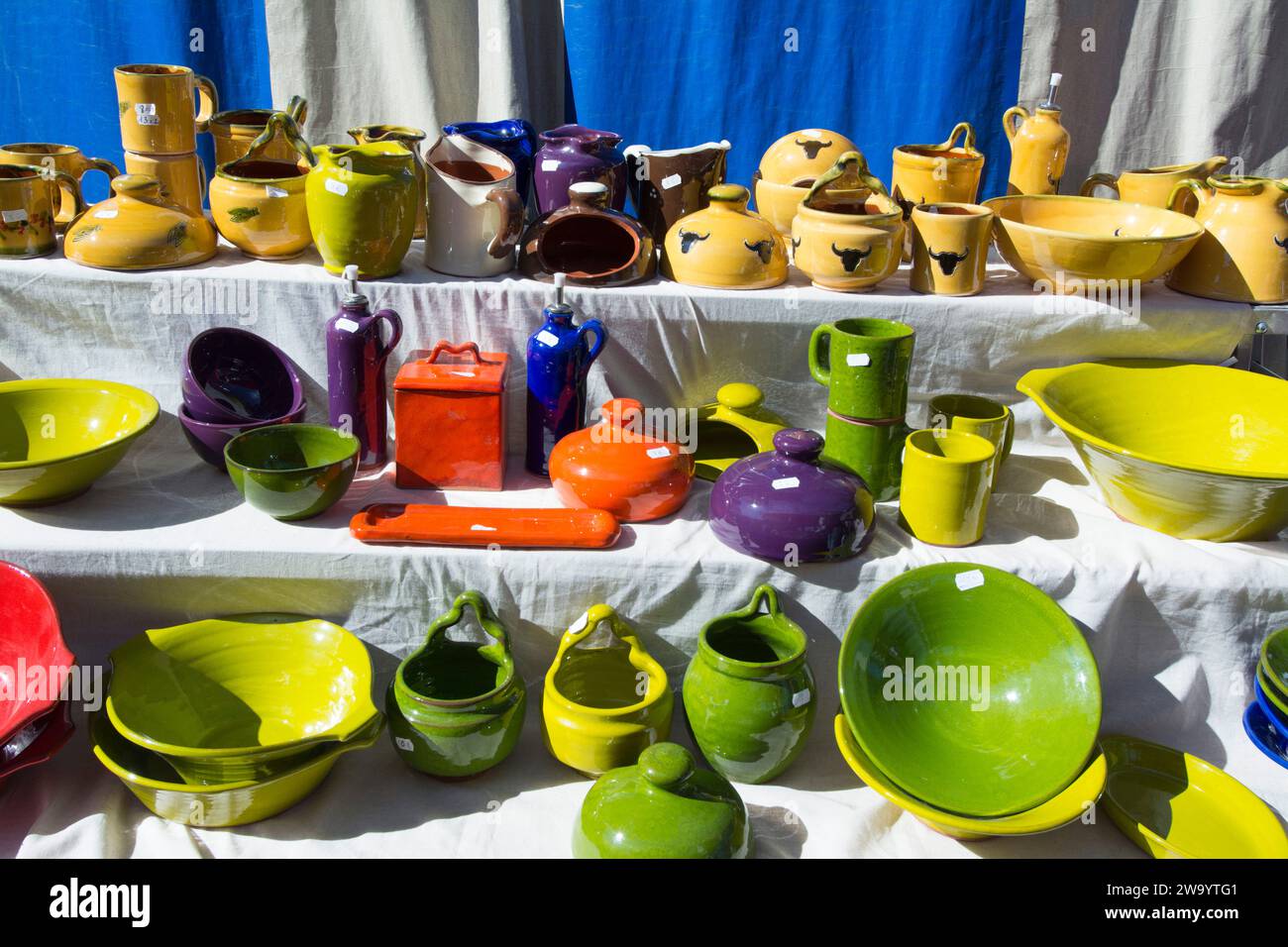 Ceramiche sul mercato di Saint-Remy-de-Provence, Bouches du Rhone, Provence Alpes-Cote d'Azur, Francia Foto Stock