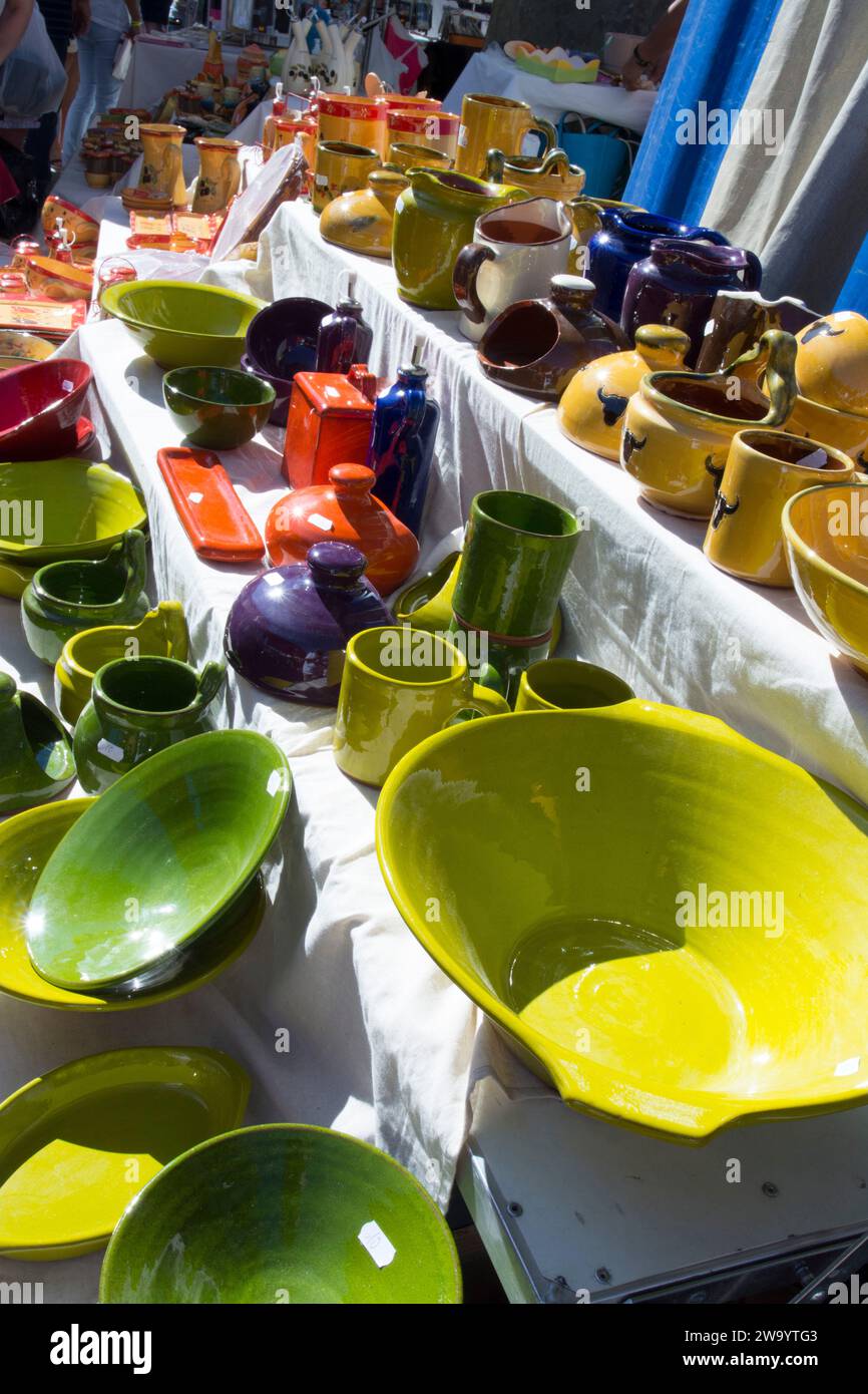 Ceramiche sul mercato di Saint-Remy-de-Provence, Bouches du Rhone, Provence Alpes-Cote d'Azur, Francia Foto Stock