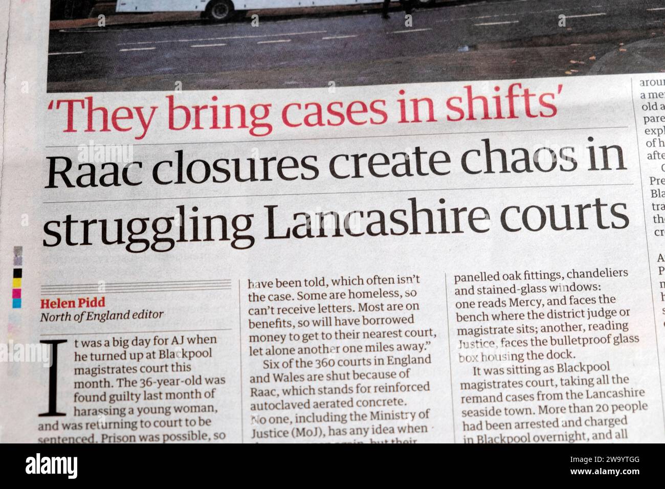"Le chiusure di Raac creano il caos nei tribunali del Lancashire in difficoltà" Guardian Newspaper headline magistrates Court Preston Blackpool articolo dicembre 2023 Regno Unito Foto Stock