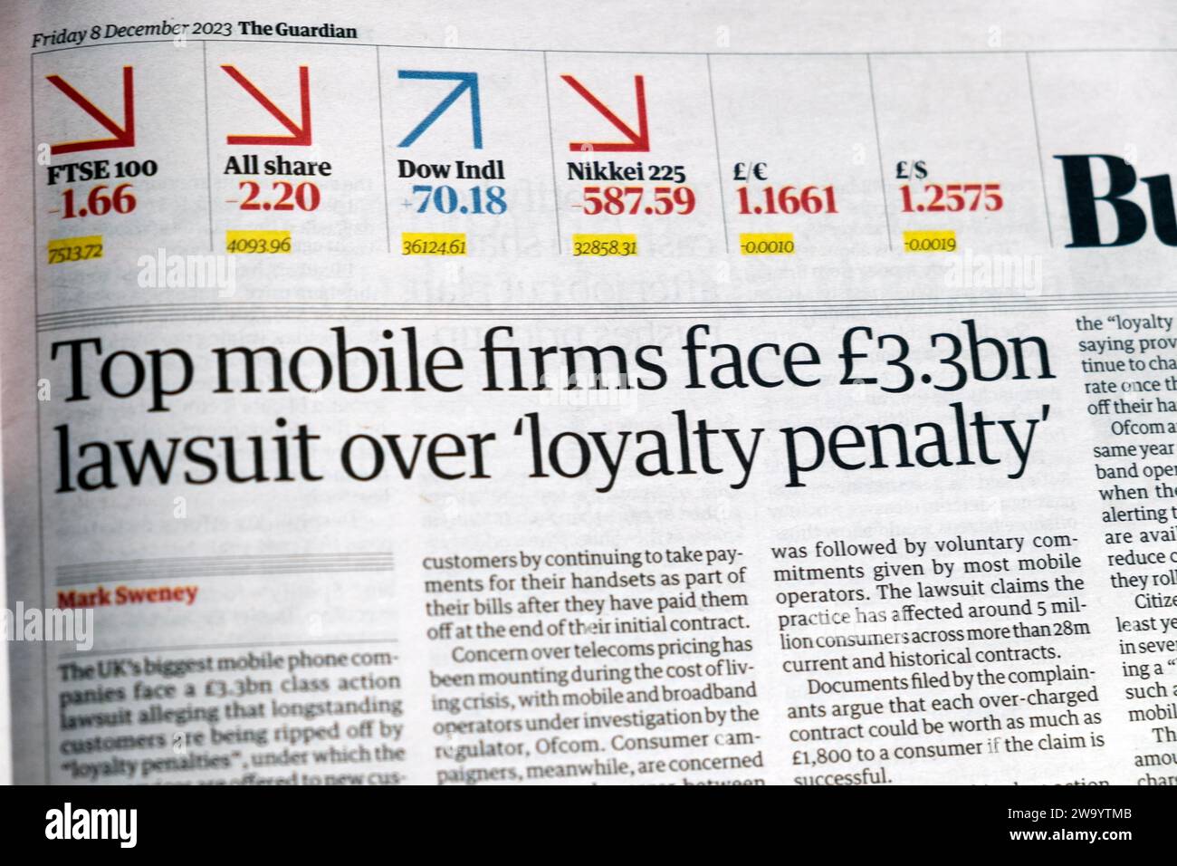 "Le migliori aziende di telefonia mobile affrontano una causa legale di 3,3 miliardi di sterline per la "penalità di fedeltà" titolo del quotidiano Guardian 8 dicembre 2023 articolo telefonico Londra Inghilterra Regno Unito Gran Bretagna Foto Stock