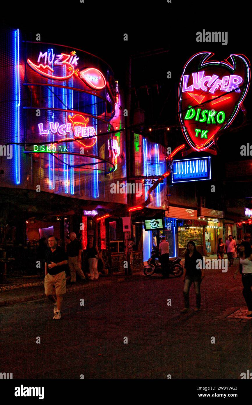 Pattaya, Thailandia - 16 febbraio 2009: I turisti che passeggiano di notte in "Walking Street", uno dei luoghi principali di Pattaya, il più grande ristorante sul mare Foto Stock