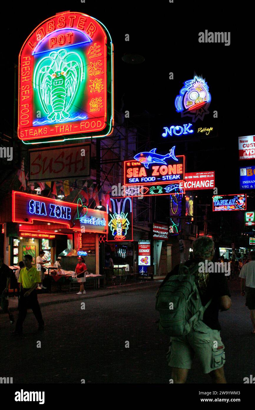 Pattaya, Thailandia - 16 febbraio 2009: I turisti che passeggiano di notte in "Walking Street", uno dei luoghi principali di Pattaya, il più grande ristorante sul mare Foto Stock