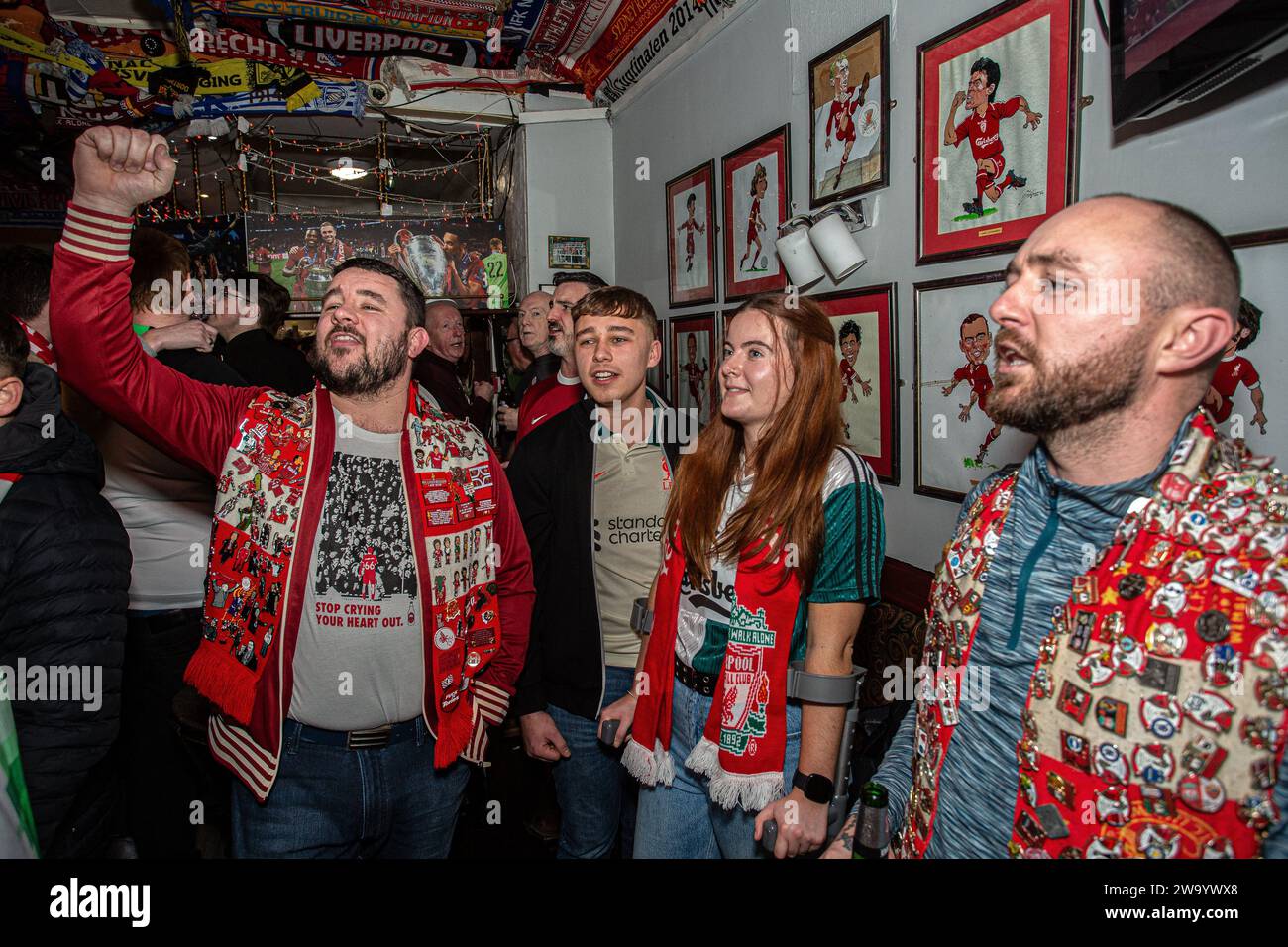 Tifosi del Liverpool fc che fanno il tifo all'interno dell'Albert pub Anfield Liverpool Inghilterra Foto Stock