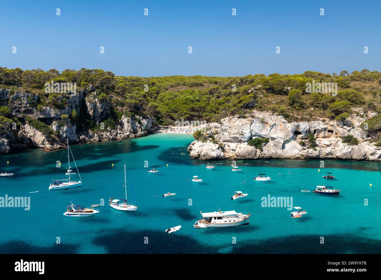 Gli yacht privati di Cala Macarelleta Cala Macarella si trovano nelle acque cristalline. Minorca Minorca Spagna. Foto Stock