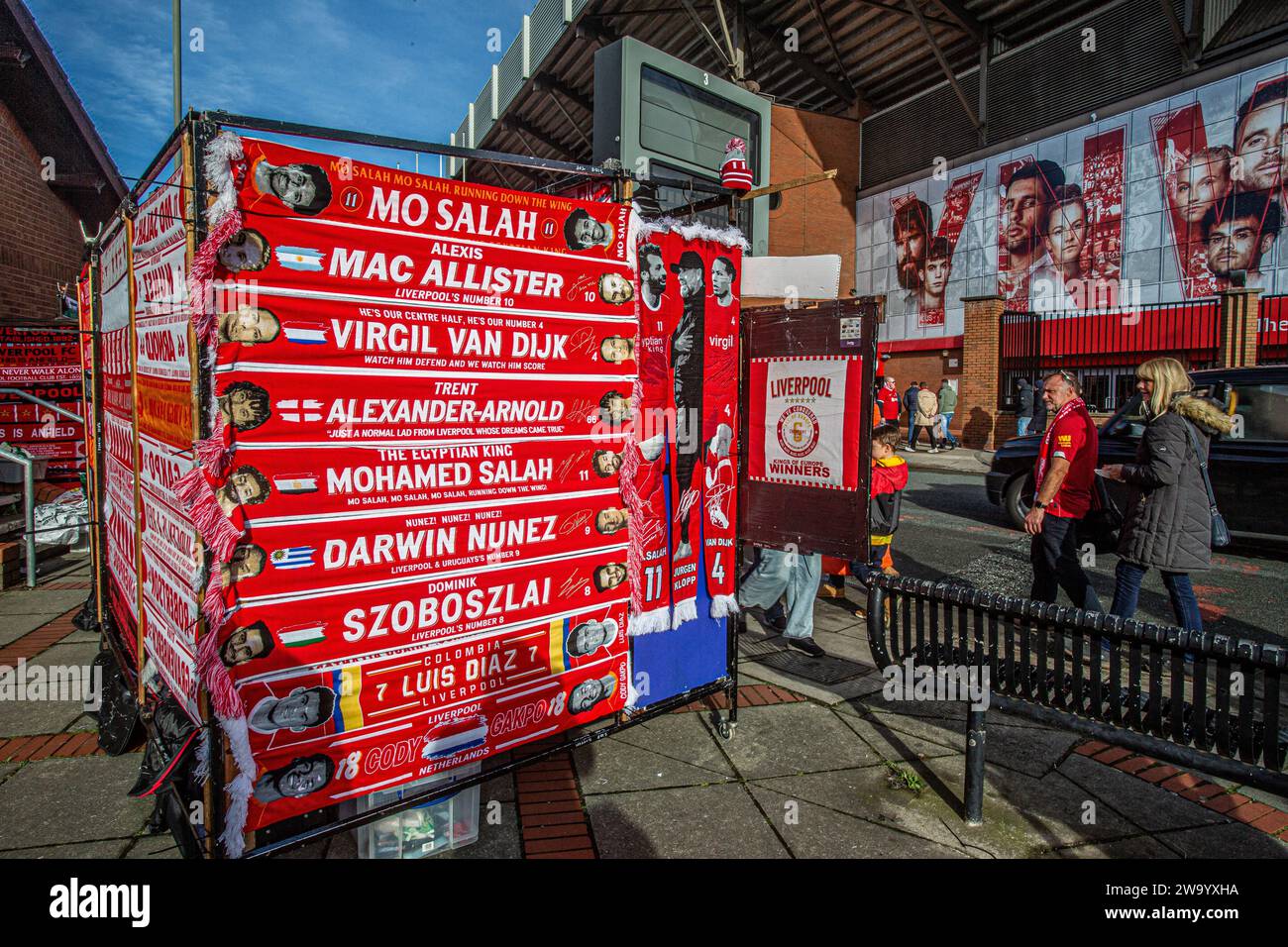 Fan che comprano sciarpe fuori Anfield . Articoli per tifosi LFC in vendita a Liverpool Foto Stock