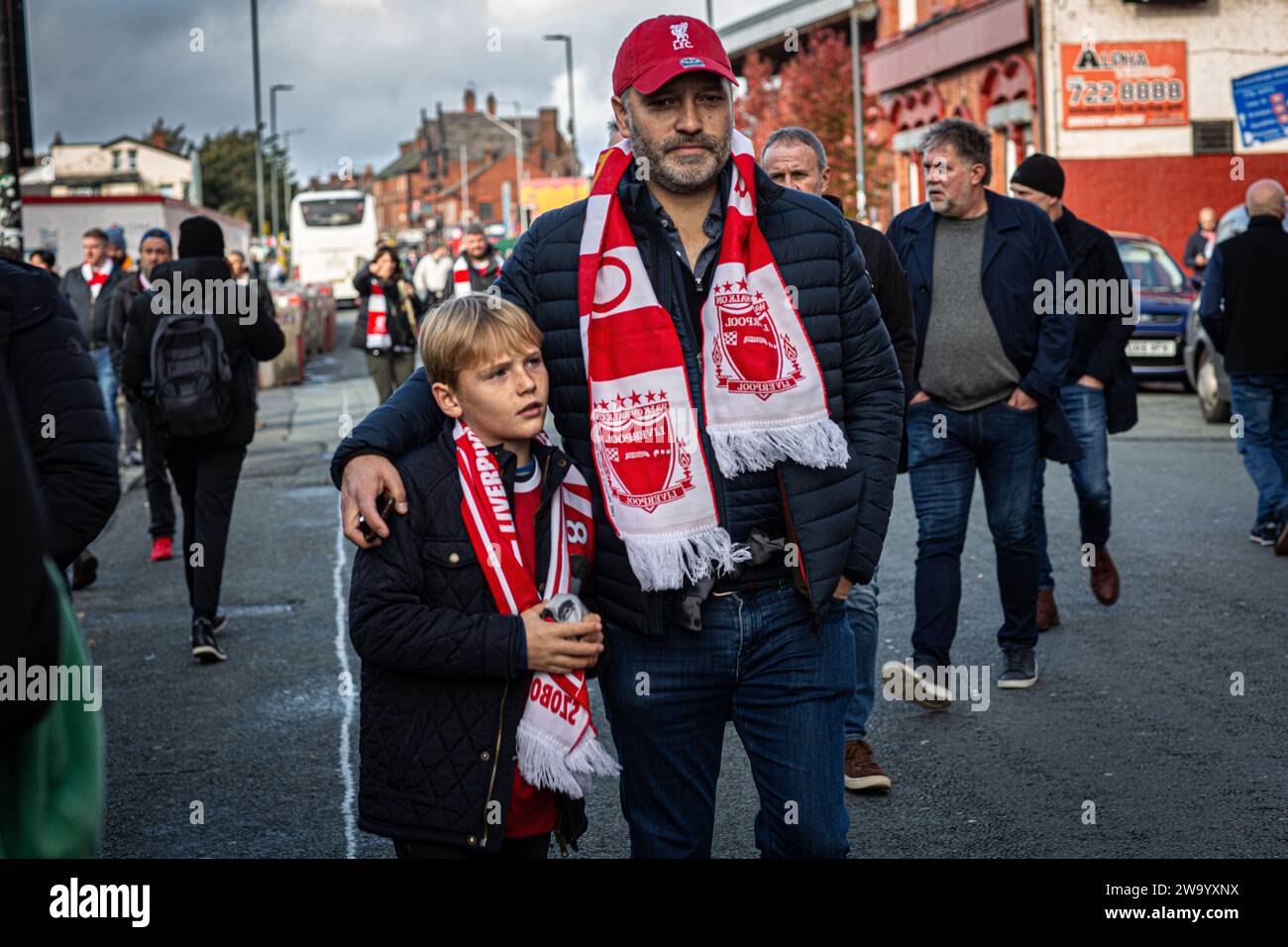 Padre e figlio tifoso del liverpool un'ora prima del calcio d'inizio ad Anfield. Foto Stock